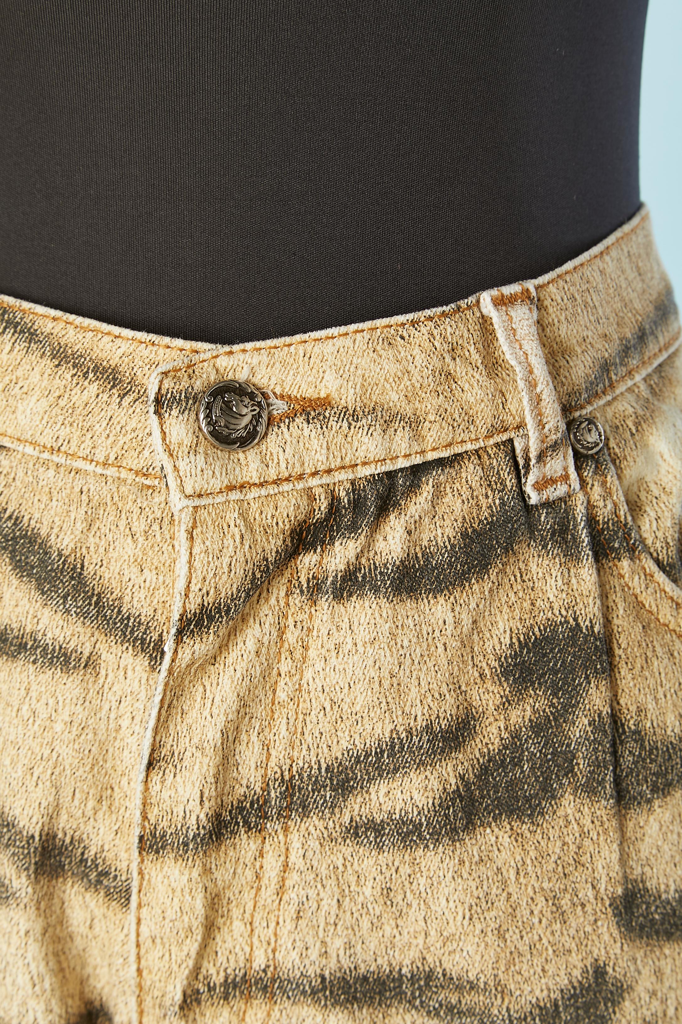 Tiger printed cotton jeans. Pockets, branded buttons and studs, zip closure in the middle front. 
SIZE L 