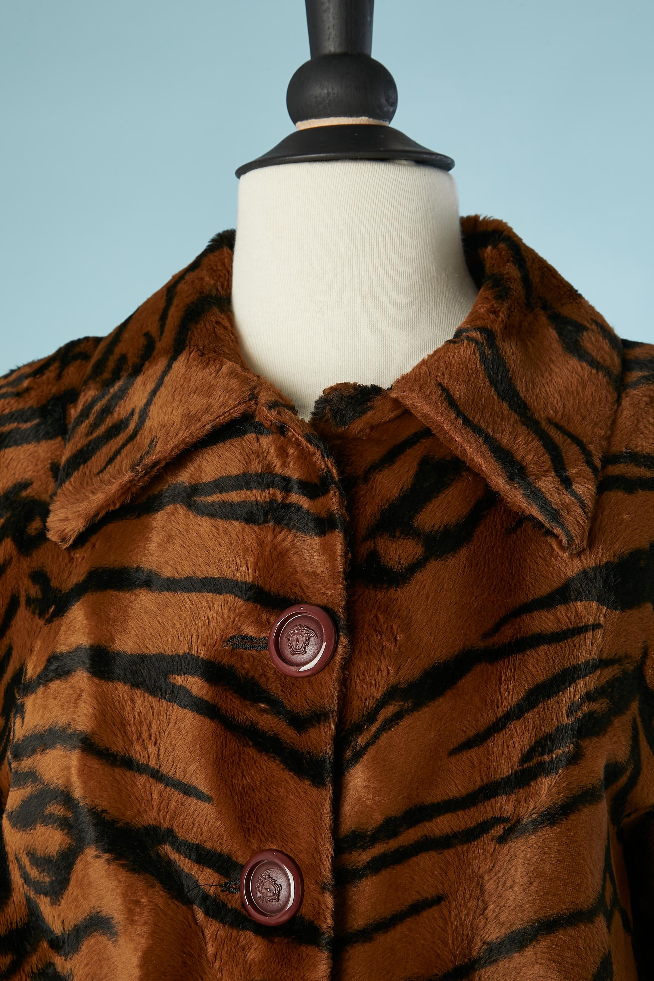 Tiger printed faux- furs single-breasted jacket . Slightly quilted. Branded Medusa buttons. Authenticity hologram. Top button is missing.
SIZE S