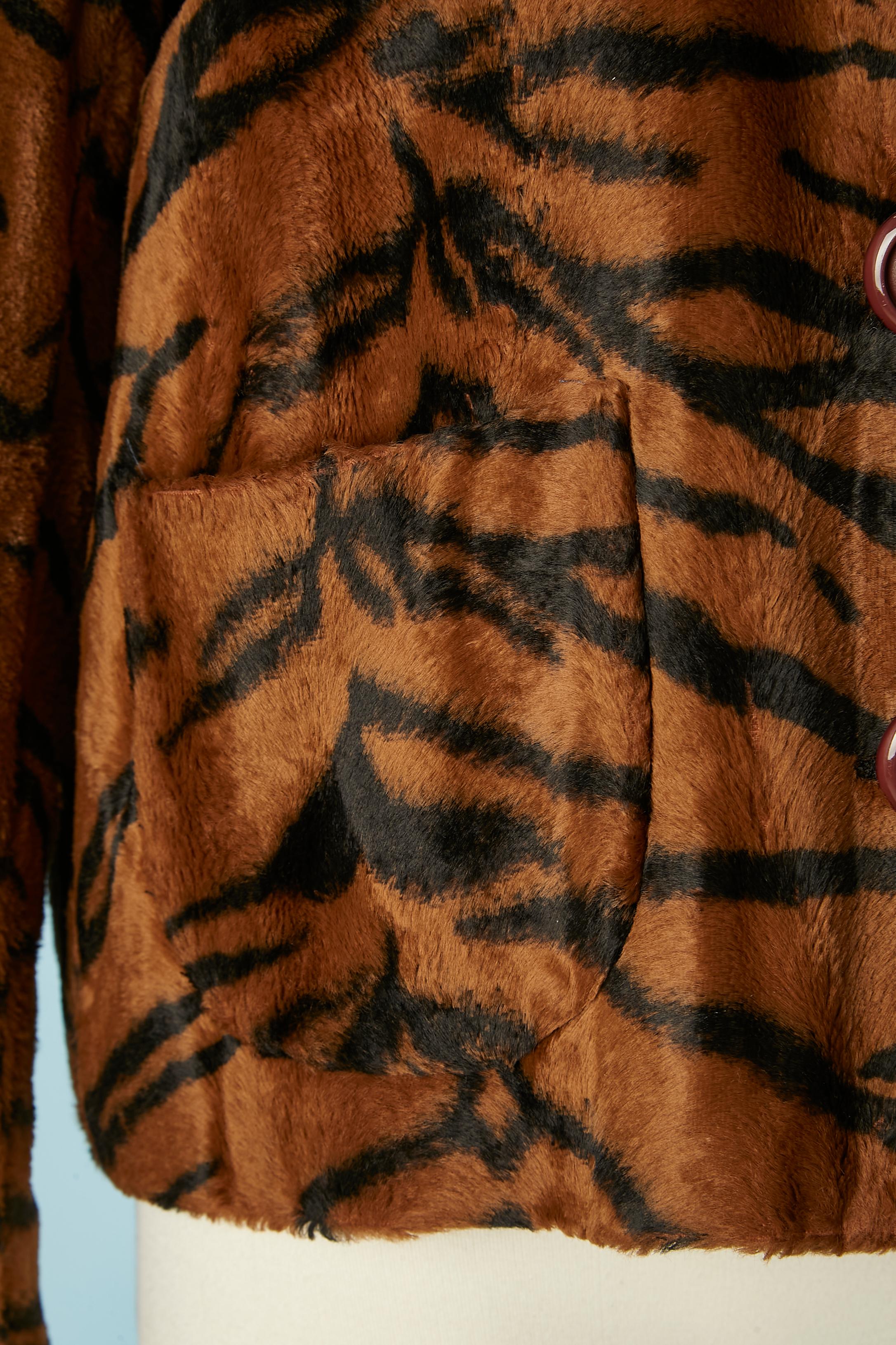 Marron Versace Jeans Couture - Veste à simple boutonnage en fausse fourrure imprimée tigre  en vente