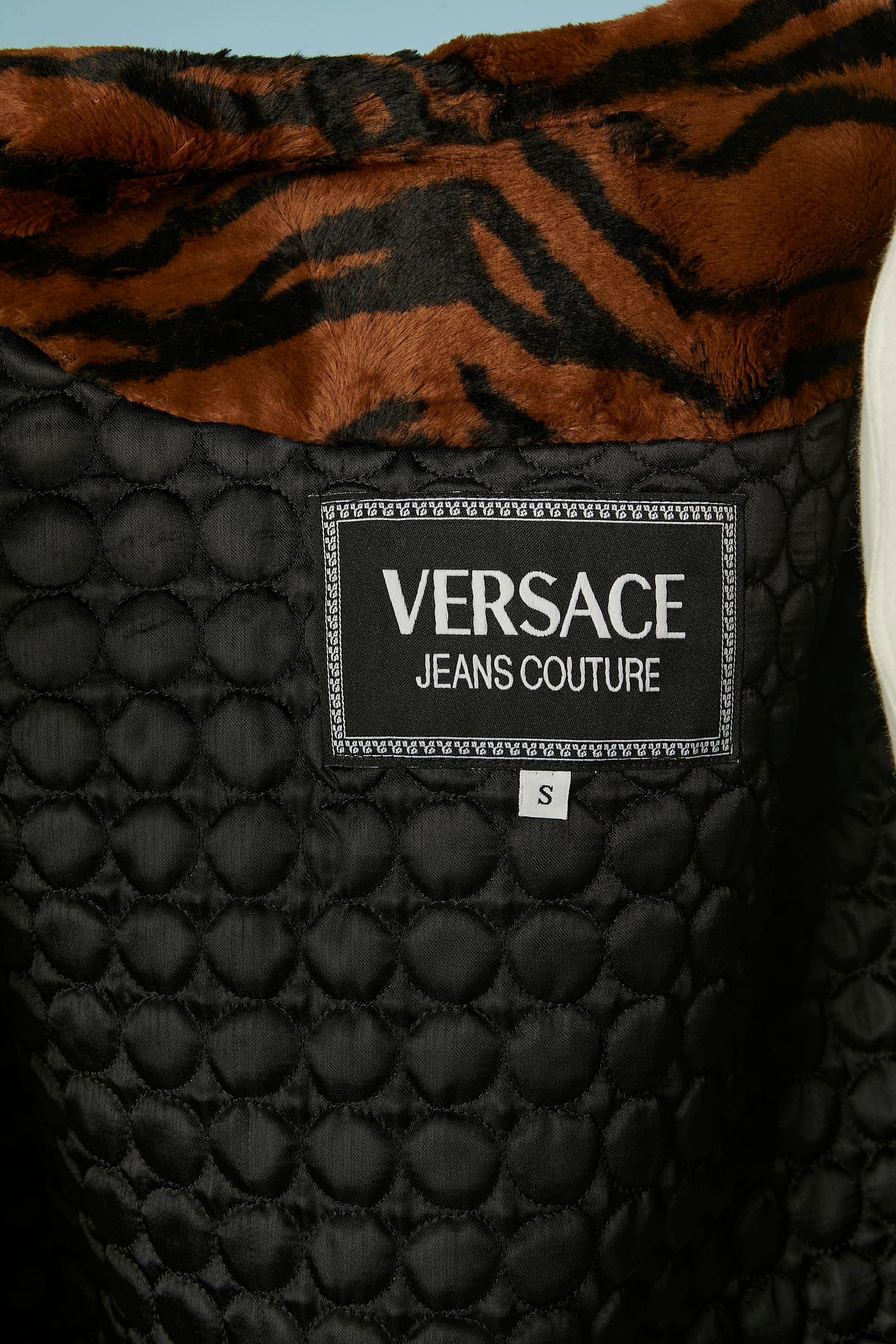 Versace Jeans Couture - Veste à simple boutonnage en fausse fourrure imprimée tigre  en vente 2