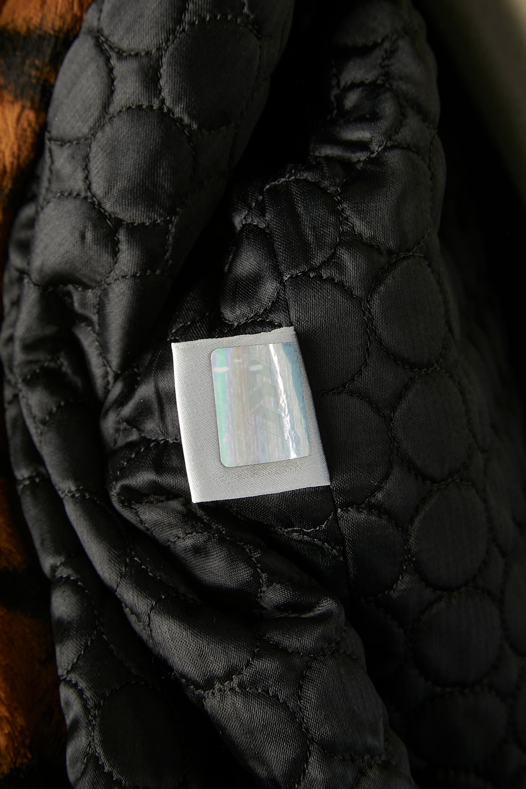 Versace Jeans Couture - Veste à simple boutonnage en fausse fourrure imprimée tigre  en vente 3