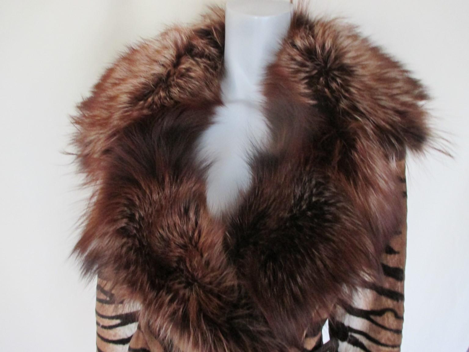This jacket is made of soft sheared fur, trimmed with leather, a fox fur collar, no pockets and 1 closing belt
The fur looks and feels like velvet and is in very good condition with some minor wear of use.
Appears to be size Italian 46 is about