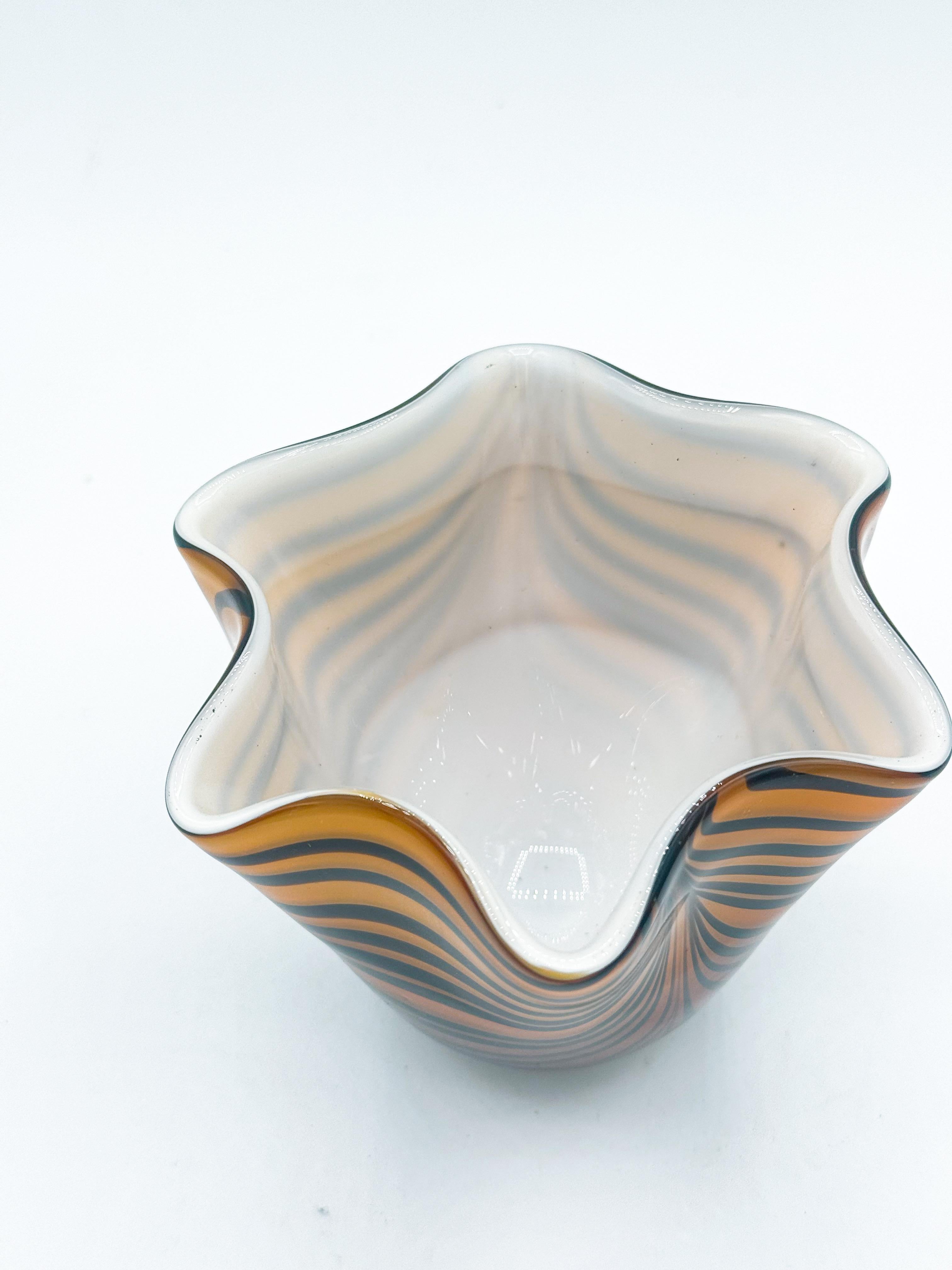 Tiger Stripped Murano Art Glass Italy Ruffle Handkerehief vase 1980s Moderno de mediados de siglo en venta