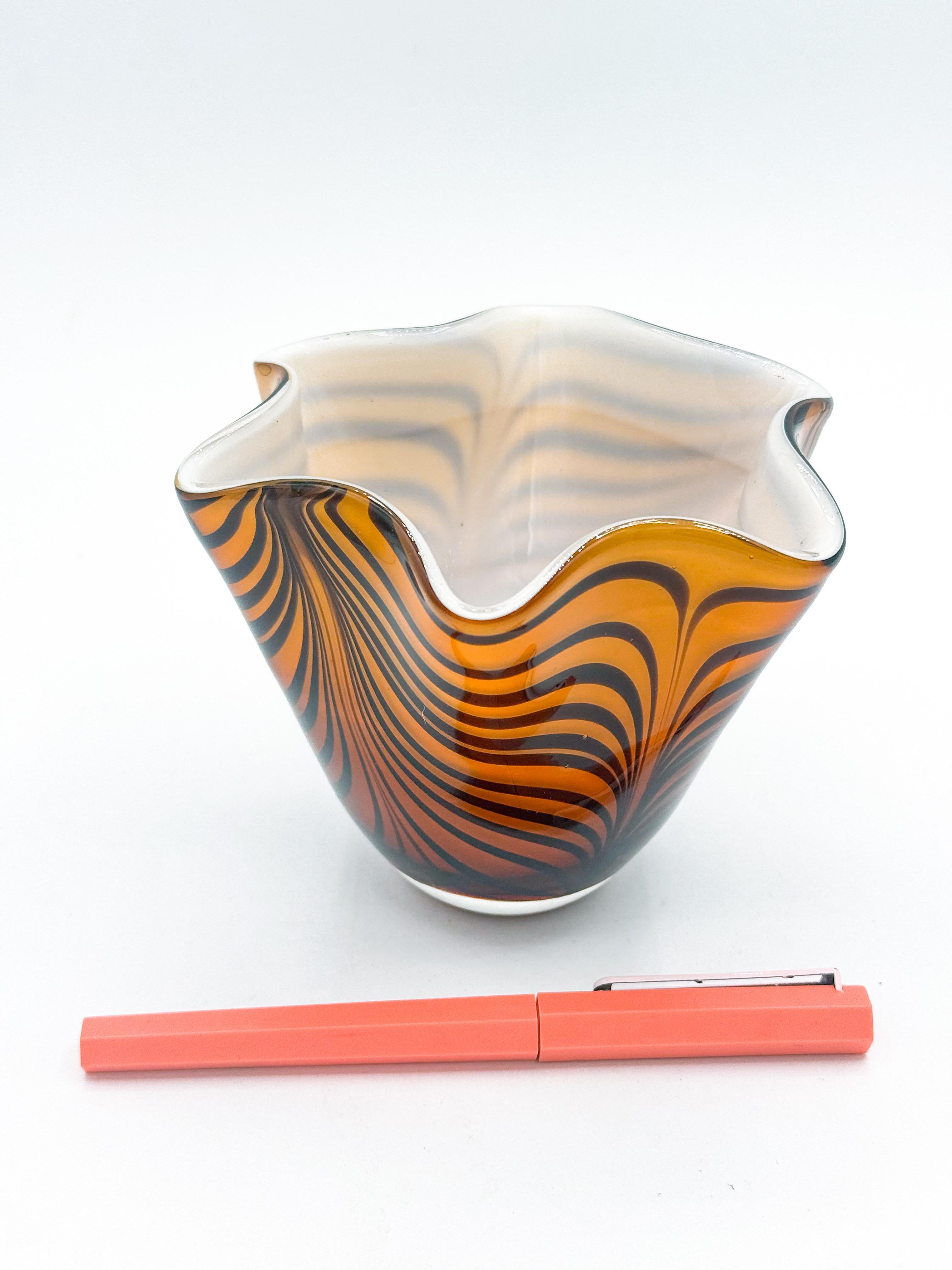 Tiger Stripped Murano Art Glass Italy Ruffle Handkerehief vase 1980s Hecho a mano en venta