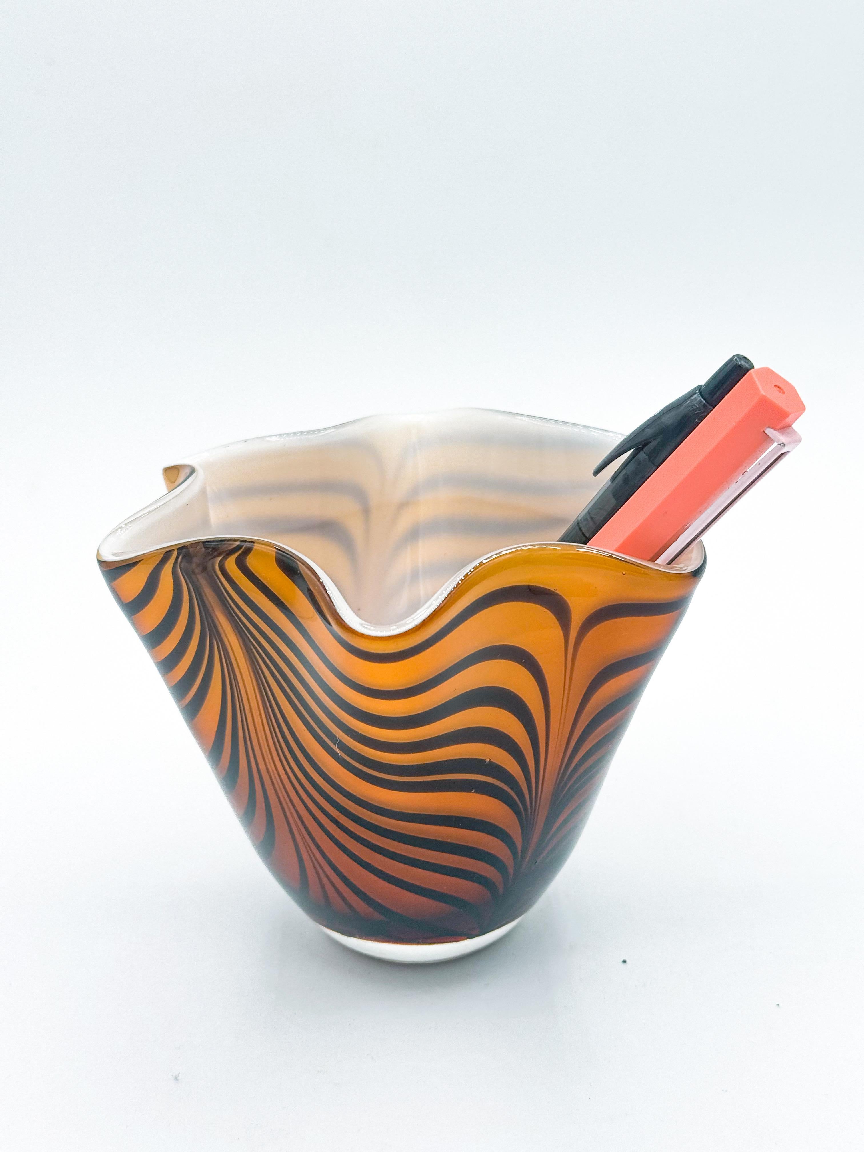 Tiger Stripped Murano Art Glass Italy Ruffle Handkerehief vase 1980s en Bueno estado para la venta en Toronto, CA