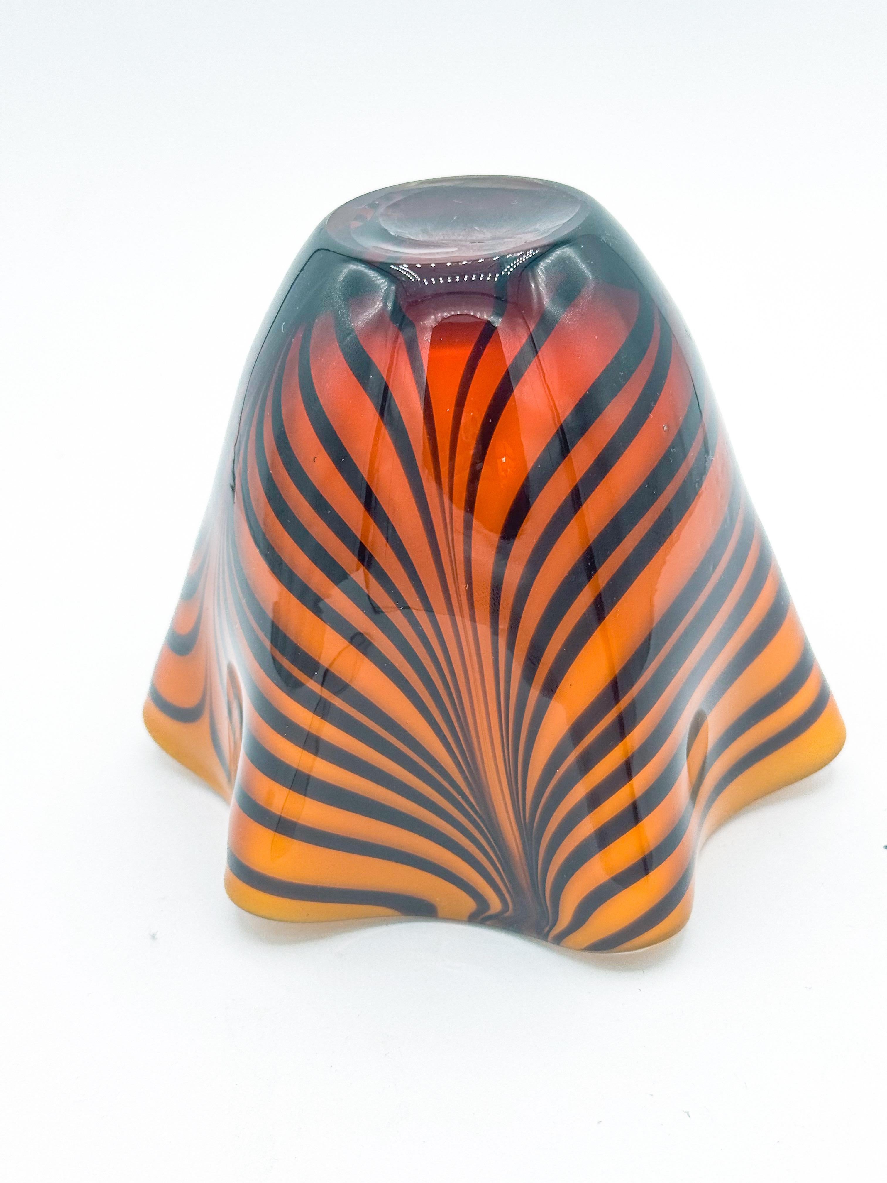 Tiger Stripped Murano Art Glass Italy Ruffle Handkerehief vase 1980s siglo XX en venta