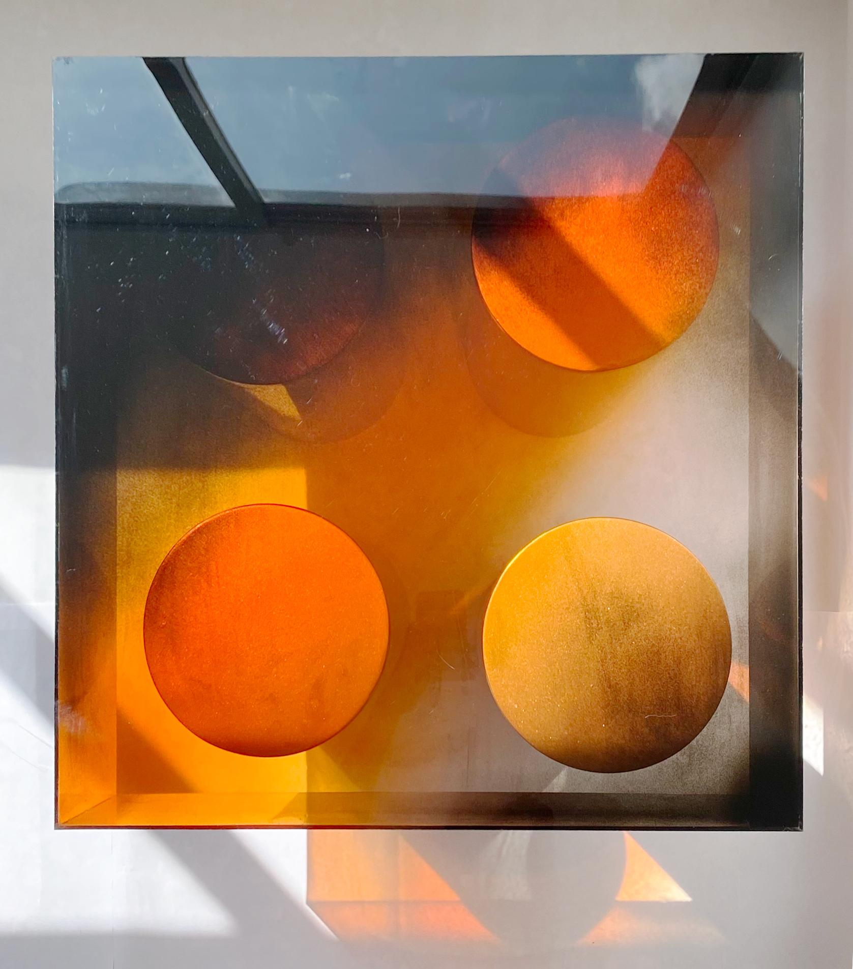 Zentrale Tabelle Verbindung eines offenen Polyeder von Polymethylmethacrylat manuell eingefärbt Mandarine orange Farbe und einem verschwommenen schwarzen Schatten, die Erforschung der Auswirkungen der Transluzenz, Sättigung in der Addition der
