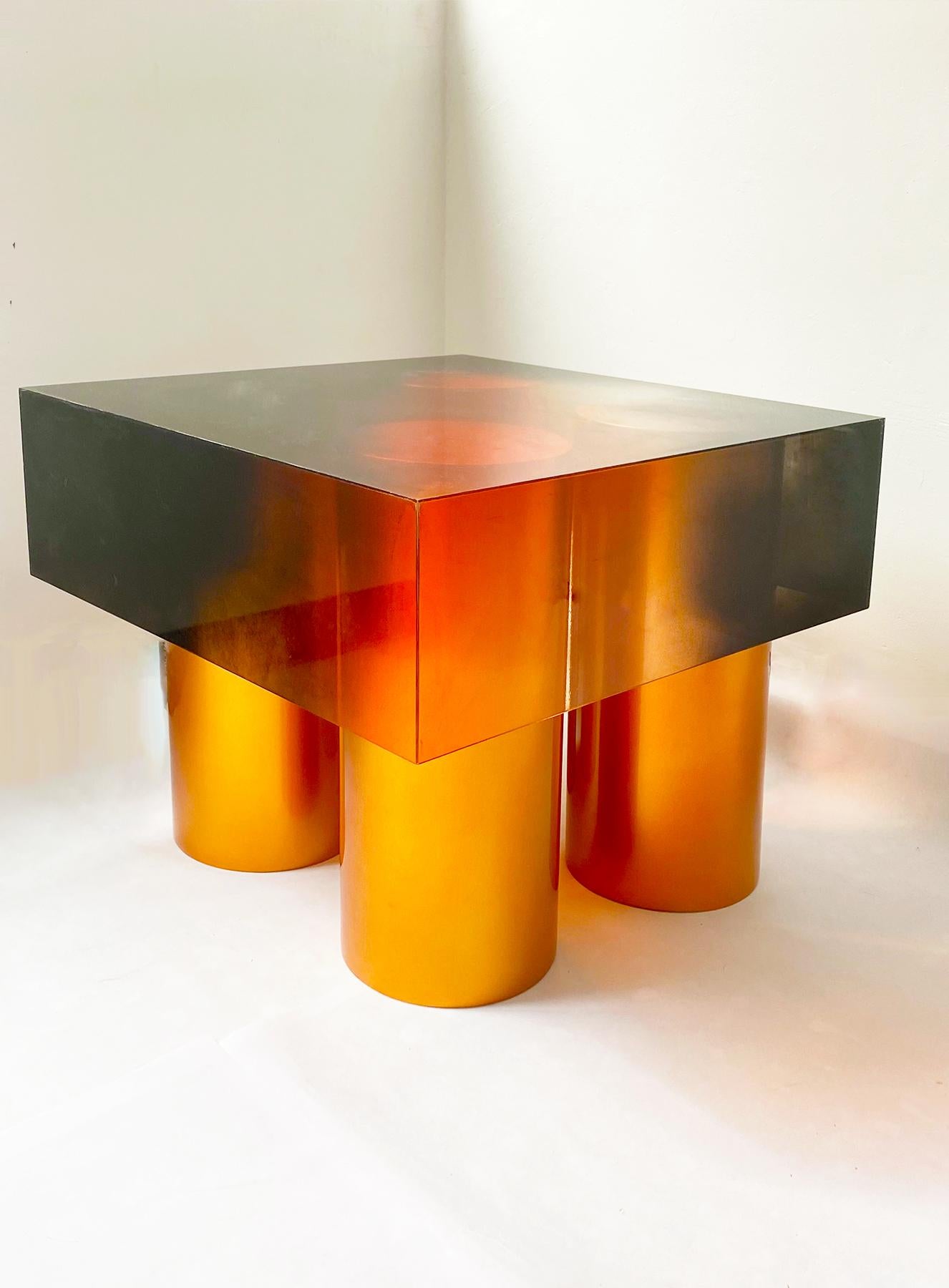 Tiger Table di The Cult
Dimensioni: L 60 x P 60 x H 45 cm
Materiali: Poliacrilico inchiostrato PPL con vernice Candy Metal

The Cult Studio genera soluzioni ed esperienze emozionali in diverse scale di progetti e clienti. Cerchiamo di creare