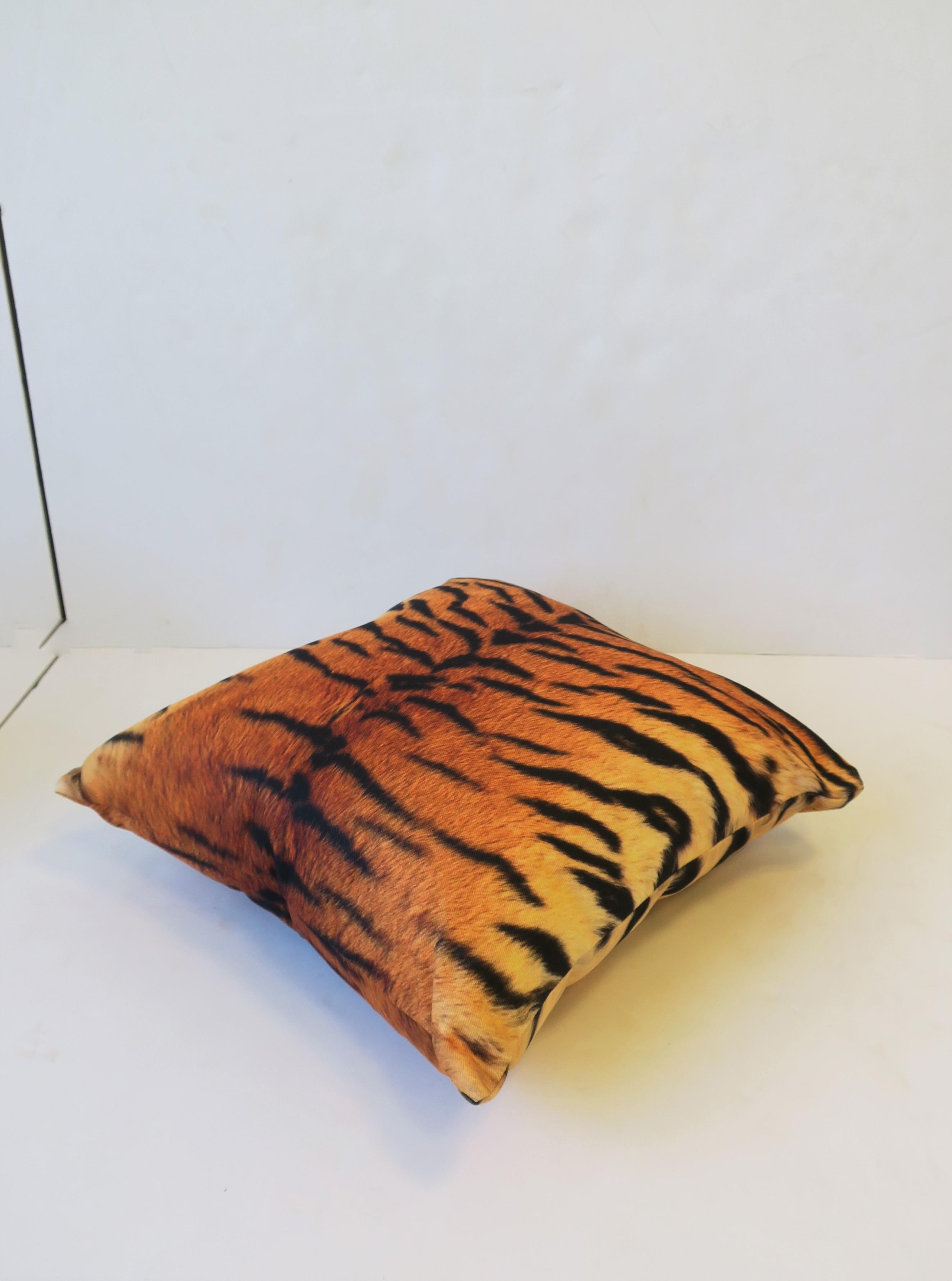 Art déco Coussin en coton imprimé chat tigré en vente