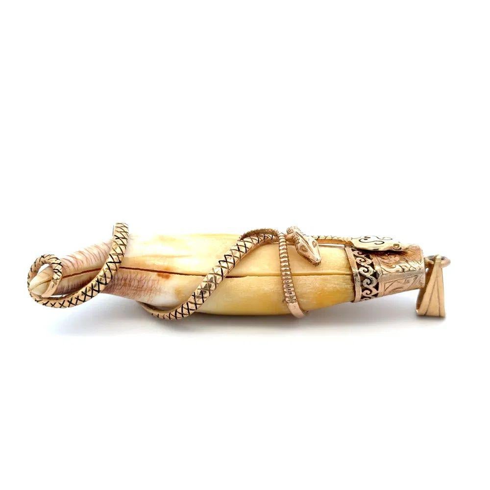 Tout simplement magnifique ! Un serpent en or, finement travaillé à la main en or jaune 14 carats, s'enroule autour d'un pendentif Vintage en griffe de tigre. Mesure environ 3,5