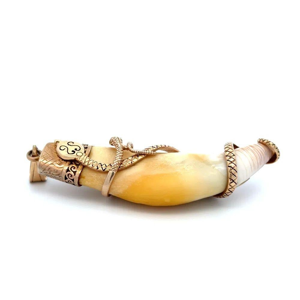 Collier pendentif vintage en or jaune enveloppé de griffes de tigre Excellent état - En vente à Montreal, QC