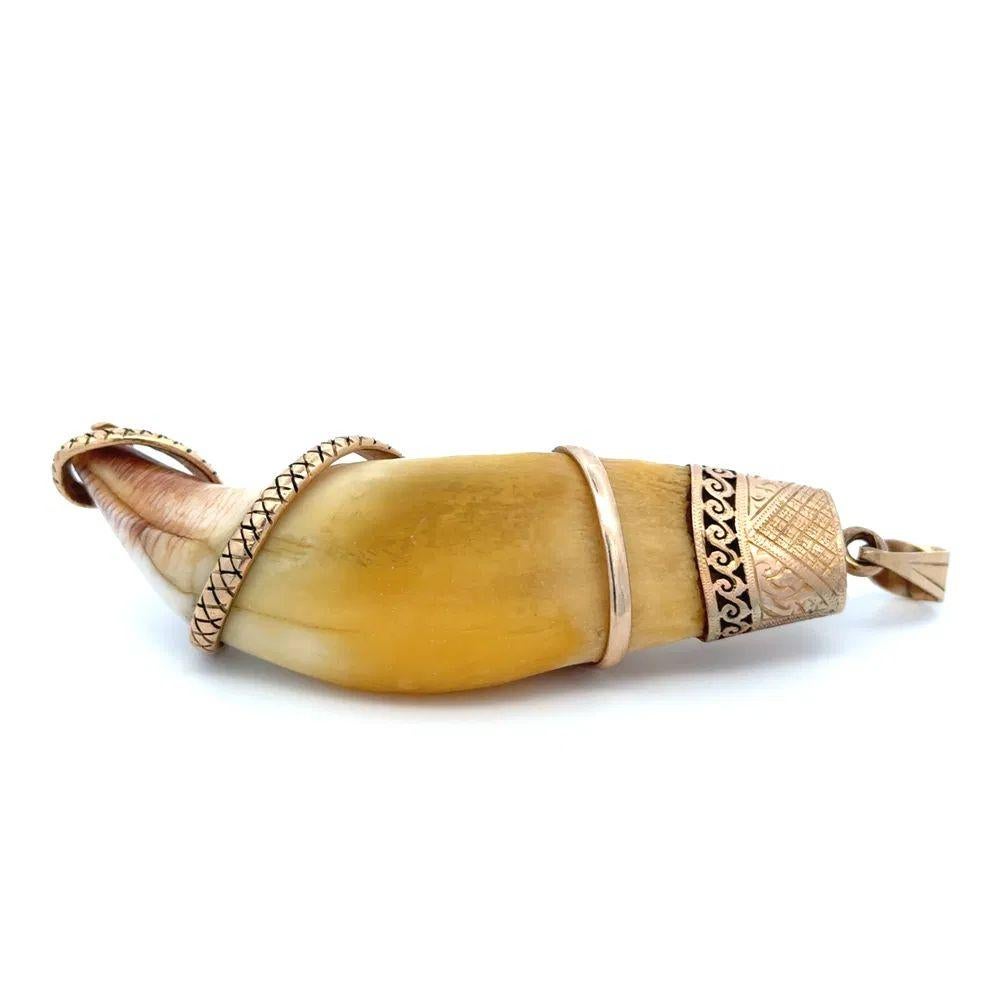 Collier pendentif vintage en or jaune enveloppé de griffes de tigre Unisexe en vente