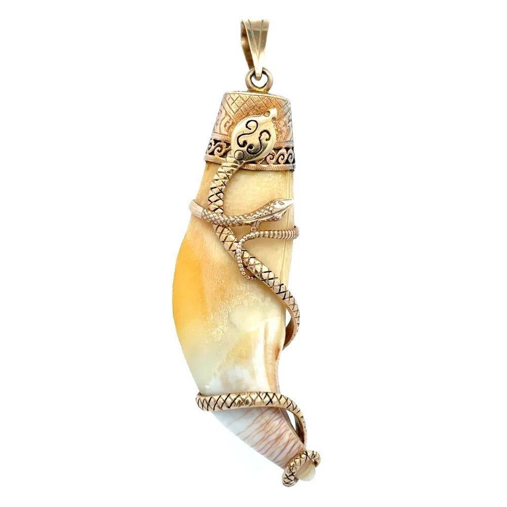 Collier pendentif vintage en or jaune enveloppé de griffes de tigre en vente 1