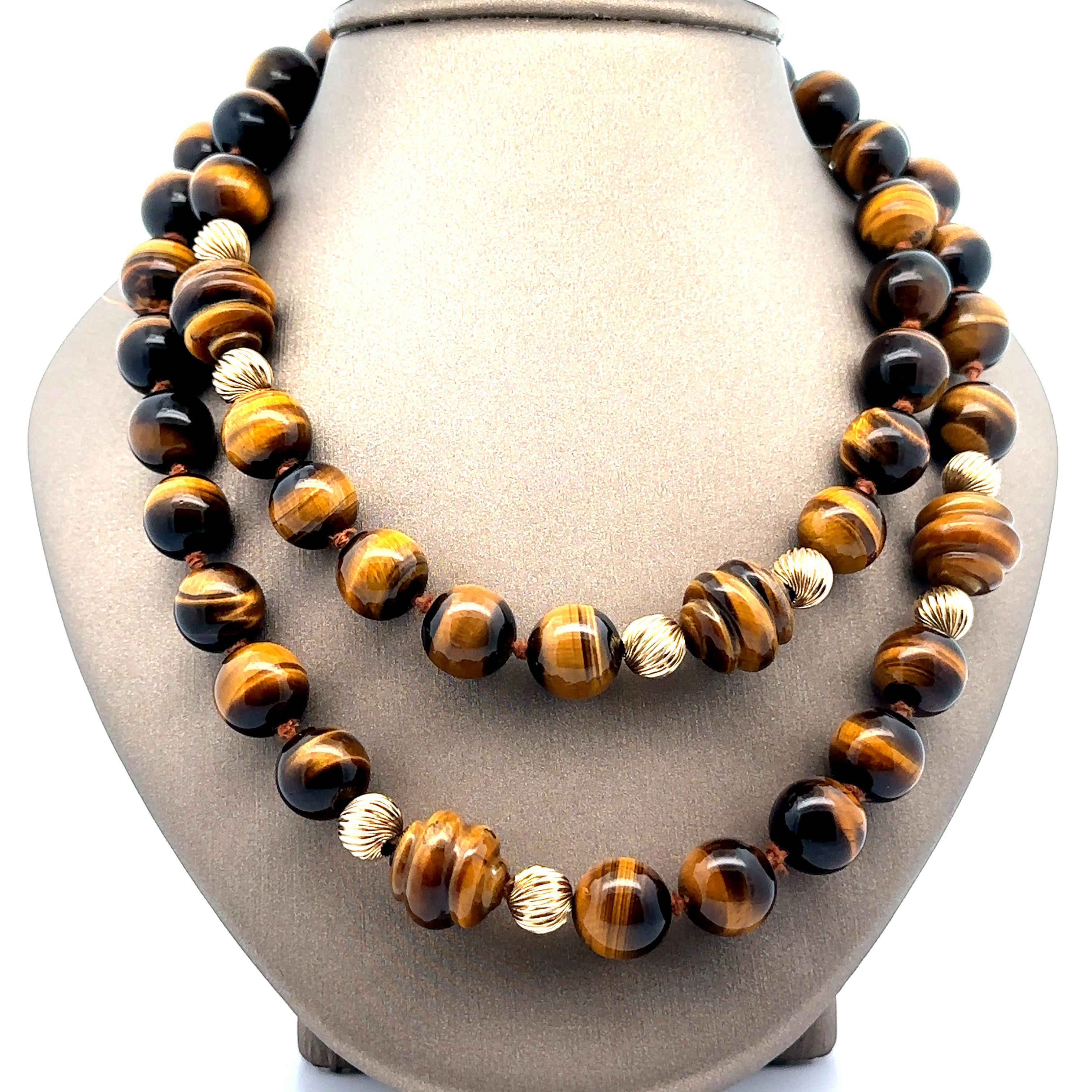 --Pietre: --
(50) Occhio di tigre naturale autentico - forma rotonda - infilato - colore marrone chiaro o scuro - da 11,93 mm a 12,5 mm (circa)
(6) Occhio di tigre naturale autentico - forma a spirale intagliata - incordato - colore marrone chiaro o