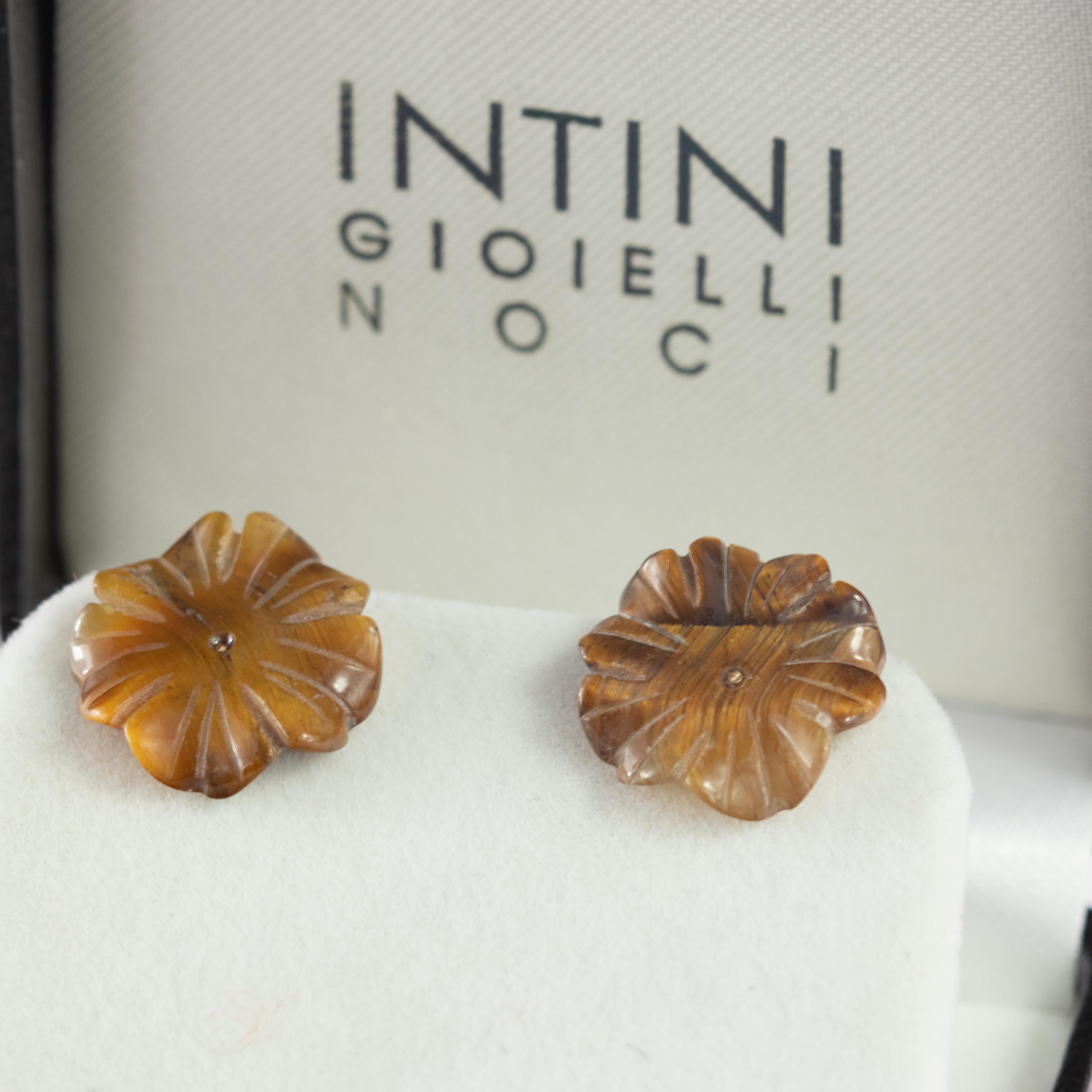 Stunning and sweet 15 carat brown Tiger's eye flower stud earrings. Carved petals that evoke the italian handmade traditional jewelry work, wrapping itself in a soft look enriched with 14 karat yellow gold manifesting glamour and exquisite taste. 
