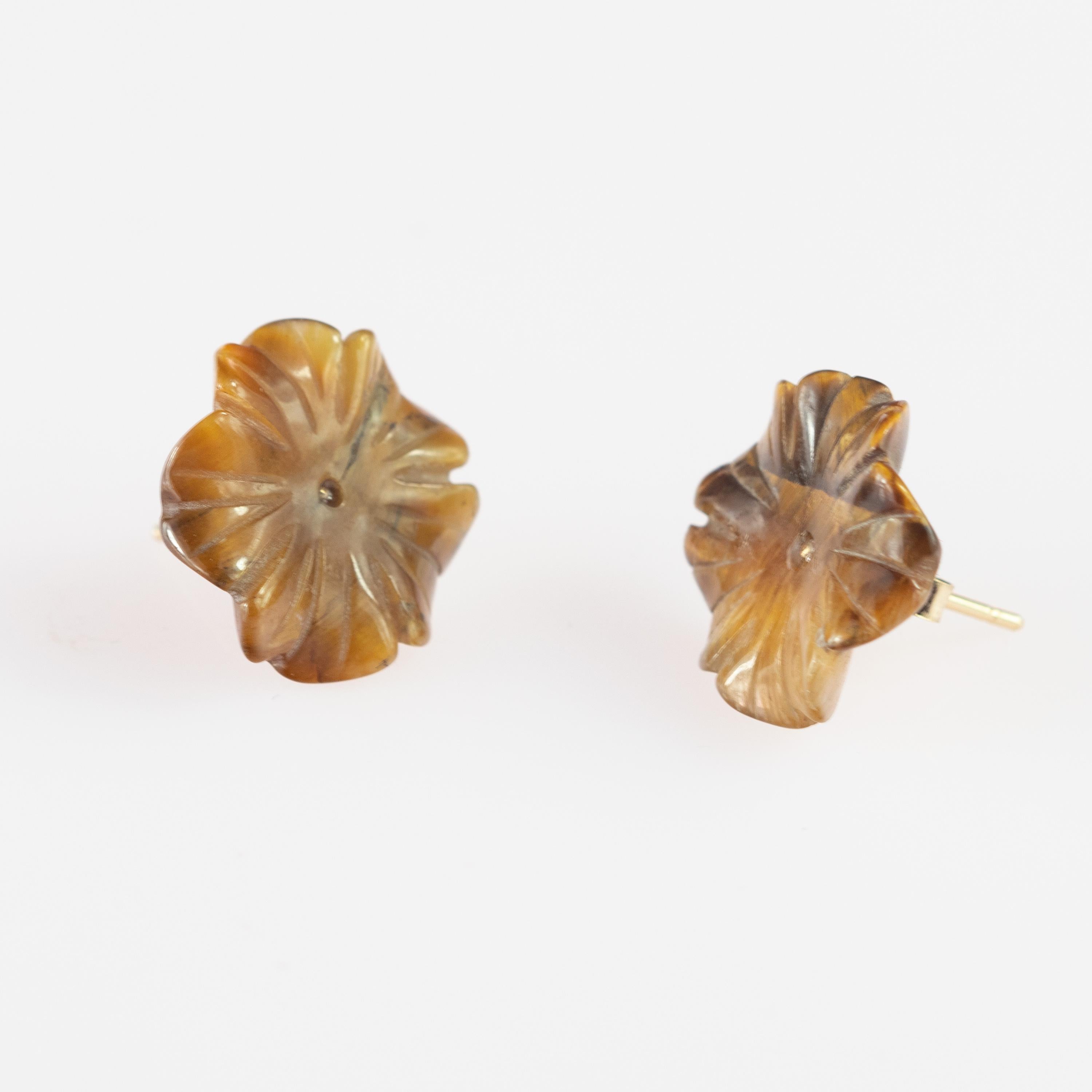 Artisan Clous d'oreilles chics sculptés à la main en or jaune 18 carats avec fleur marron œil de tigre en vente