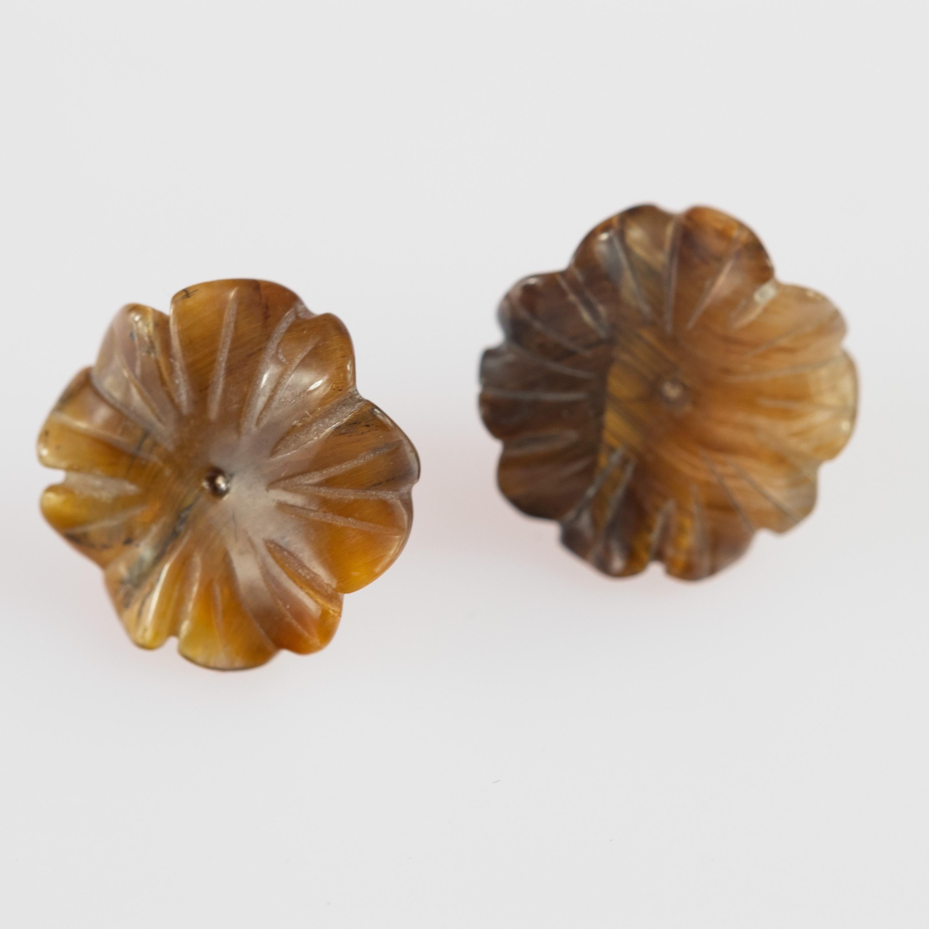 Tiger's Eye Brown Flower 14 Karat Yellow Gold Carved Chic Stud Handmade Earrings In New Condition For Sale In Milano, IT