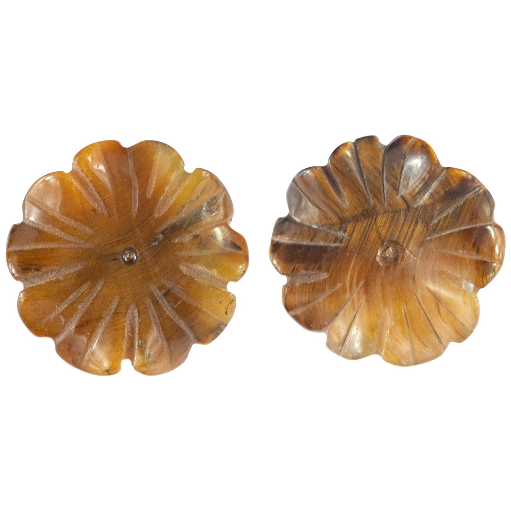 Clous d
oreilles chics sculptés à la main en or jaune 18 carats avec fleur marron œil de tigre