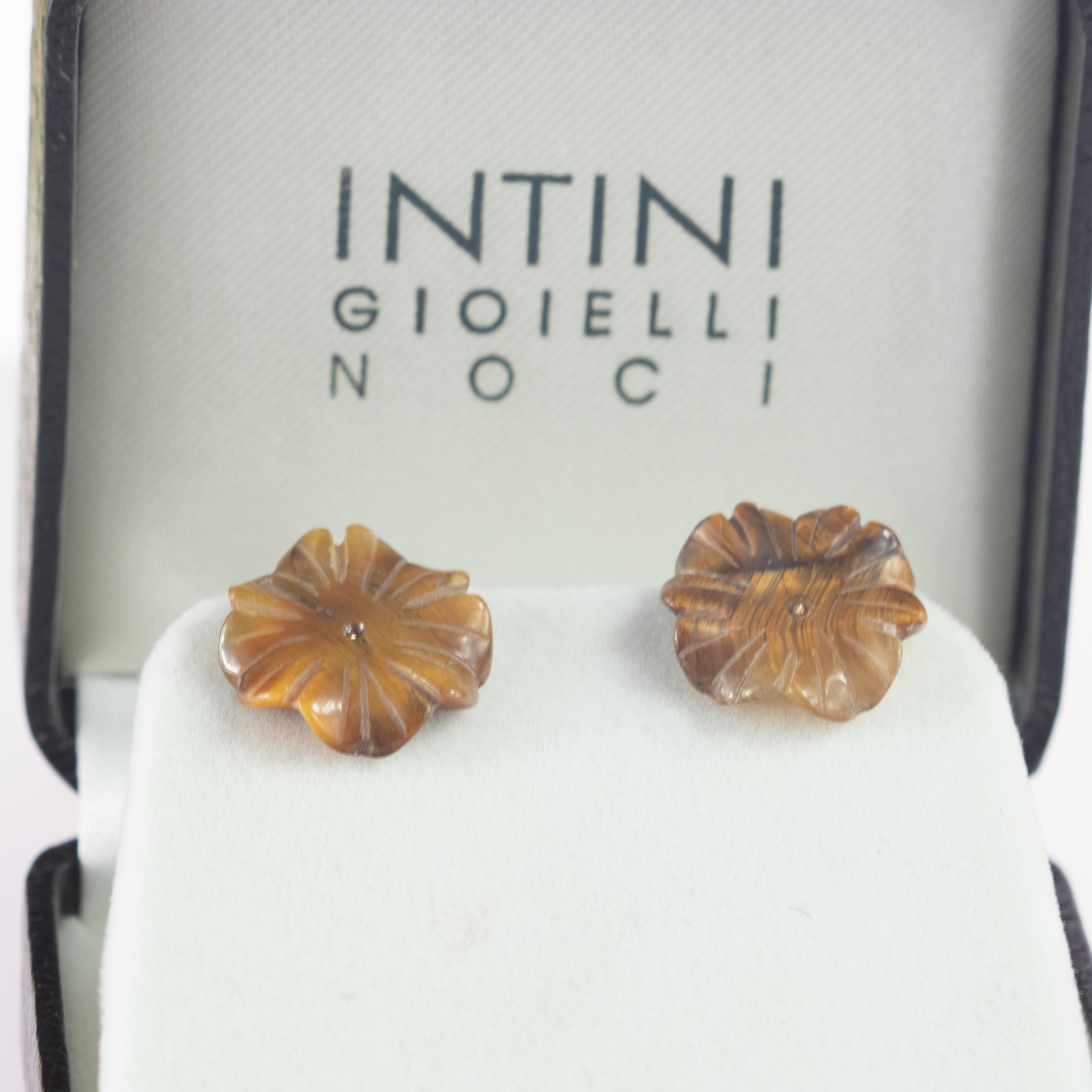 Clous d'oreilles chics et sculptés à la main en forme de fleur en or marron avec œil de tigre en vente 1