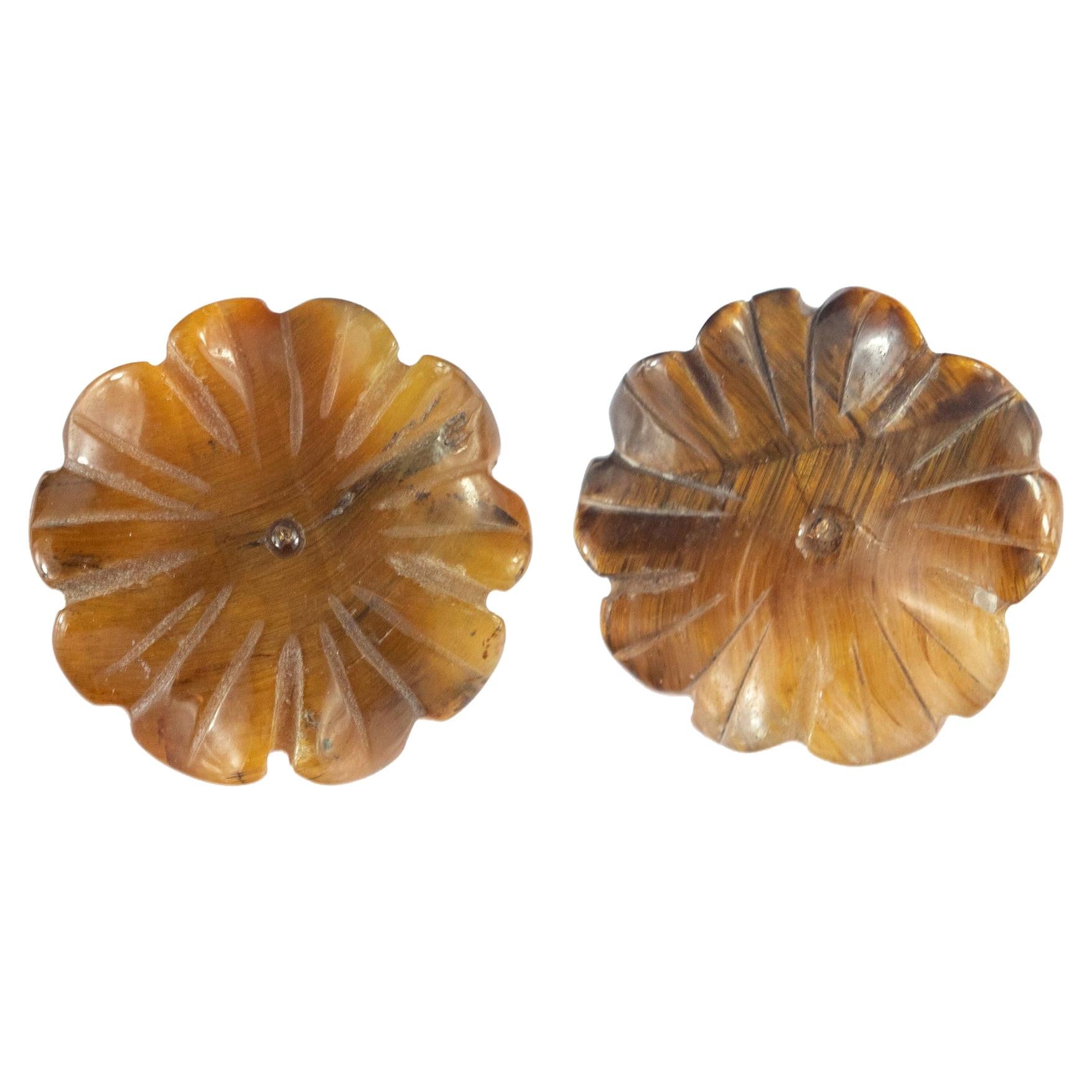 Clous d
oreilles chics et sculptés à la main en forme de fleur en or marron avec œil de tigre