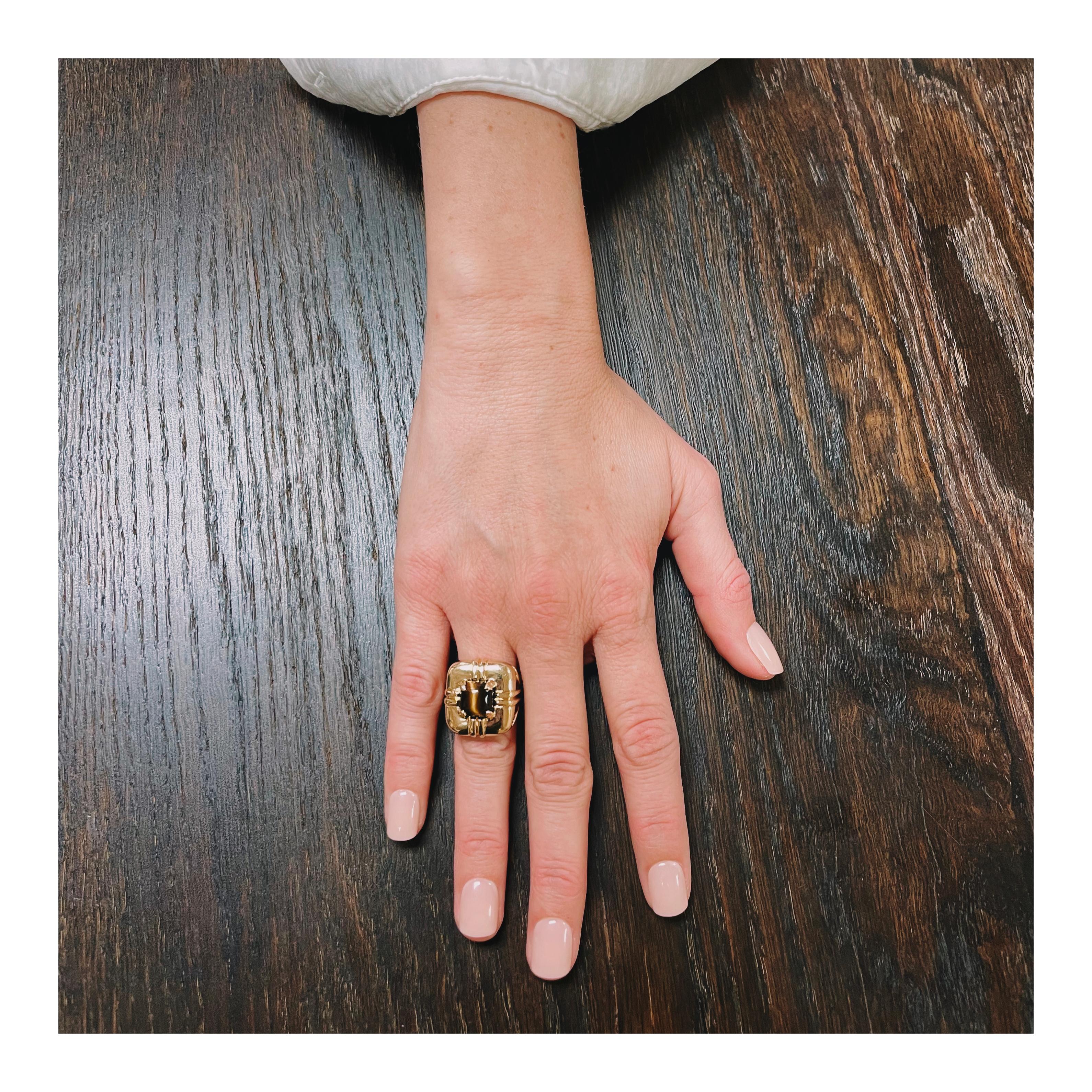 Women's Tiger’S Eye Cocktail Ring in 14K Yellow Gold, circa 1960s For Sale