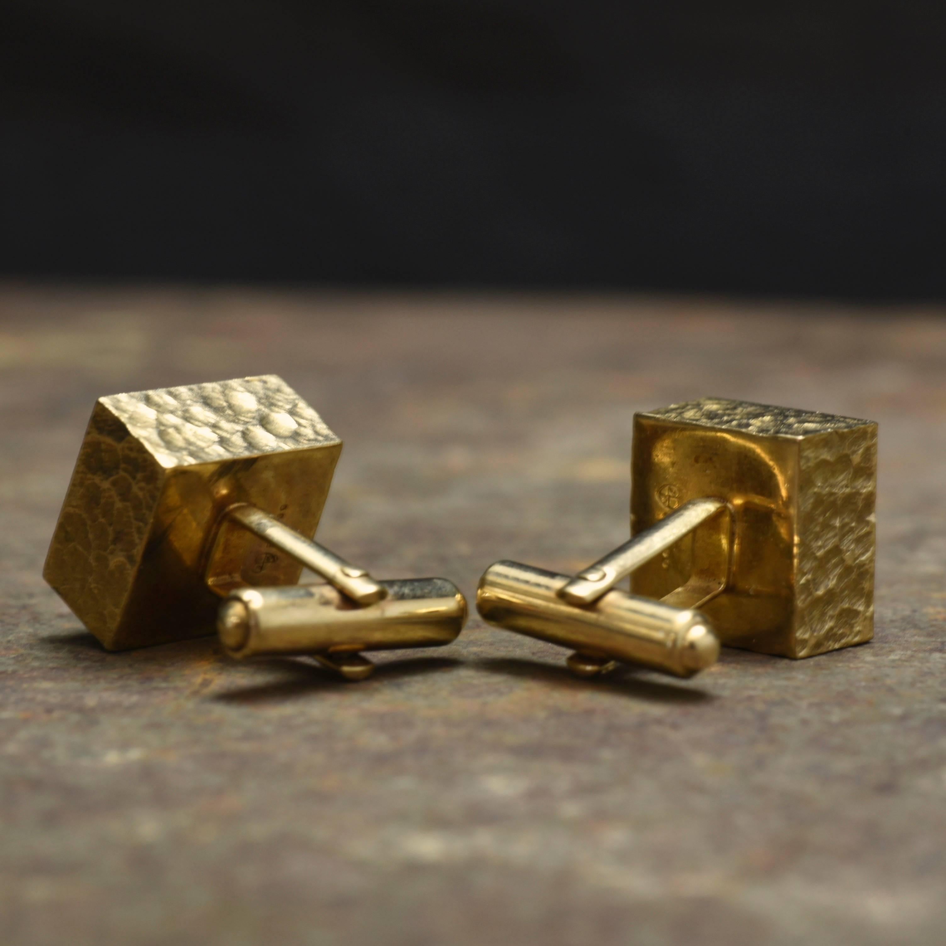 9-carat gold tiger’s-eye cufflinks. Hallmarked London, 1971, with makers mark for Fred Manshaw.

Dimensions: 19 mm x 19 mm x 7 mm

Bentleys are Members of LAPADA, the London and Provincial Antique Dealers Association.

All prices are net of VAT for