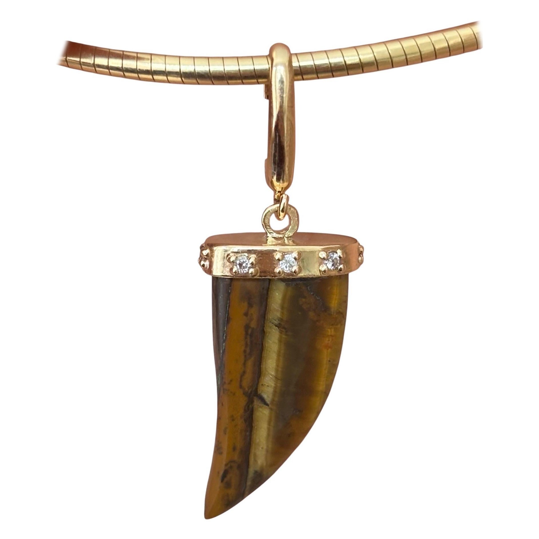 Colgante de cuerno de ojo de tigre de oro de 14k con diamantes de la diseñadora Jen Proudman
