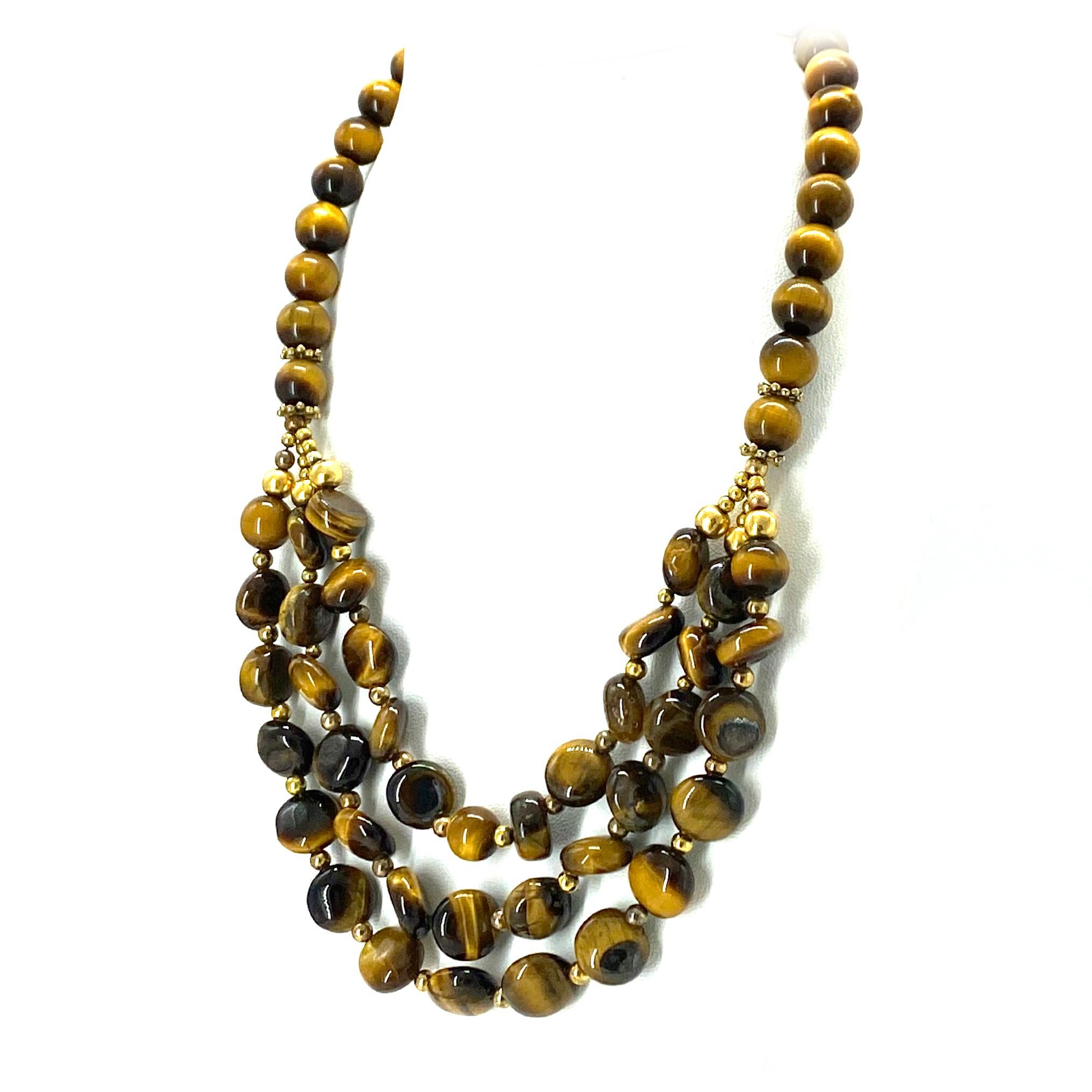 Donna Collana multifilo con occhio di tigre in vendita