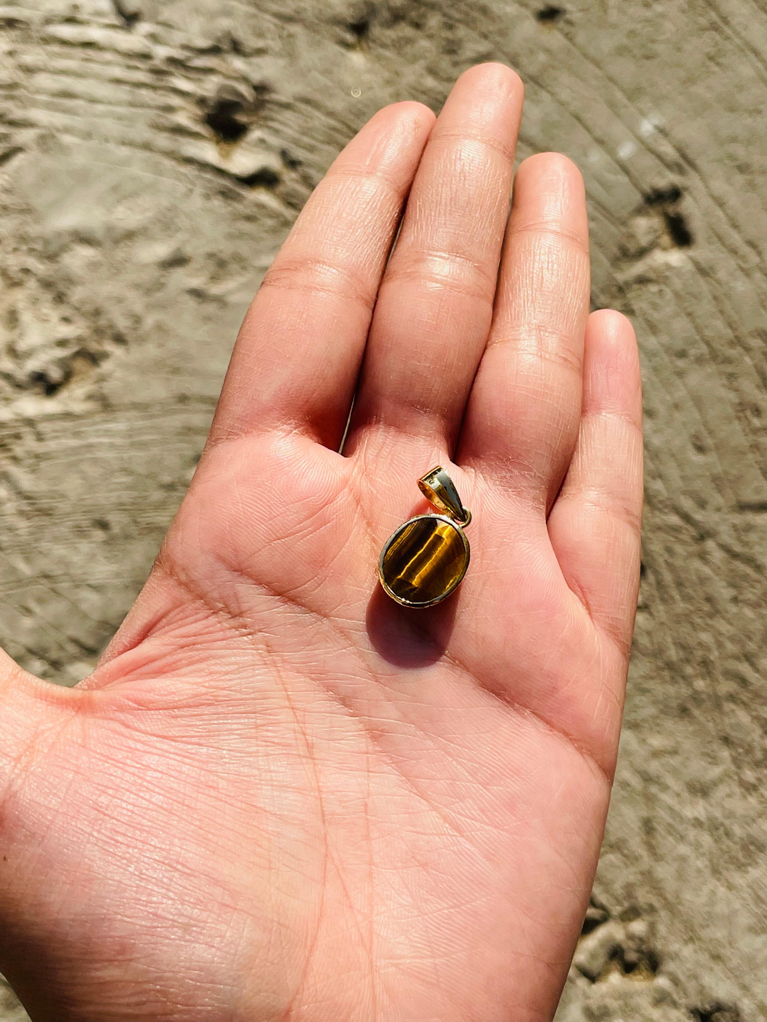 Oval Cut Tiger's Eye Pendant in 18K Yellow Gold For Sale