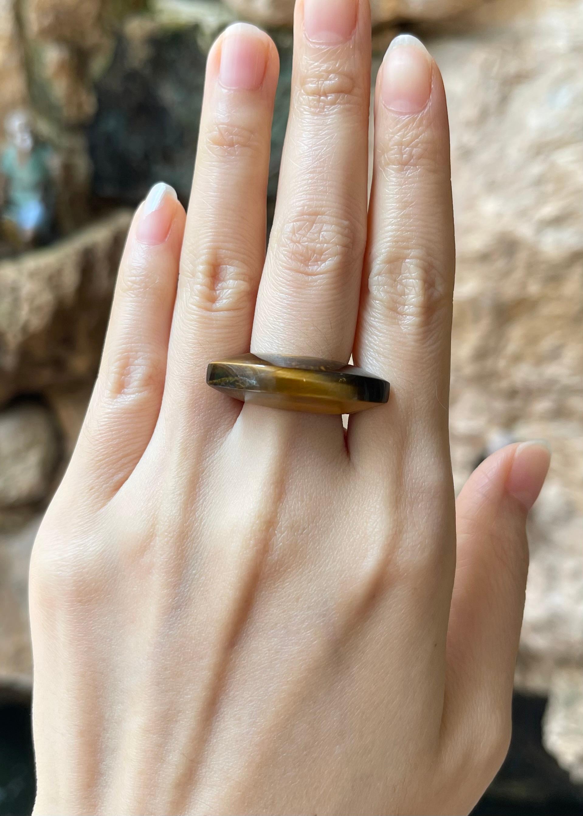 Tigerauge-Ring in 18 Karat Gold gefasst

Breite:  3.1 cm 
Länge: 0.8 cm
Ringgröße: 51
Gesamtgewicht: 9,45 Gramm

