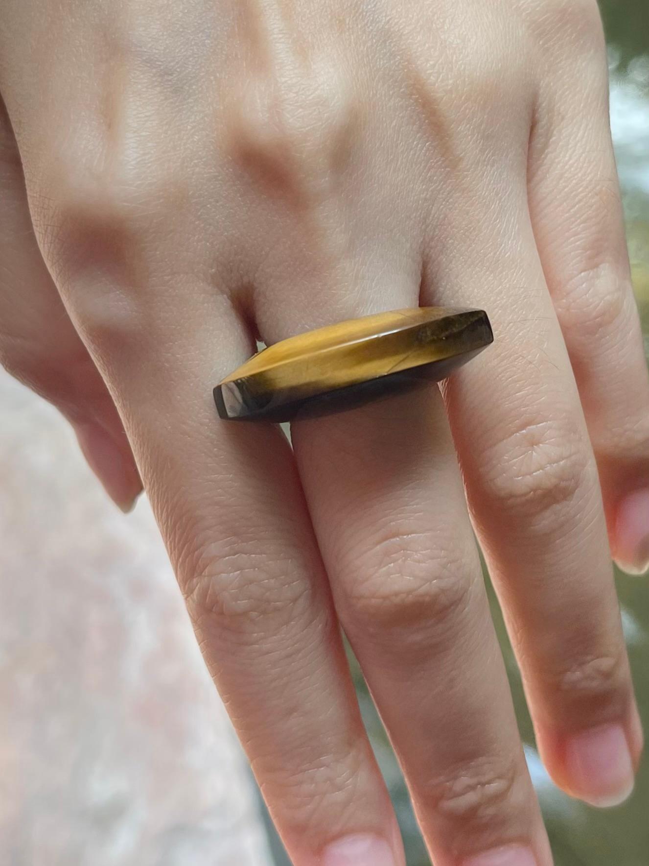 Tigerauge-Ring in 18 Karat Gold gefasst (Gemischter Schliff) im Angebot
