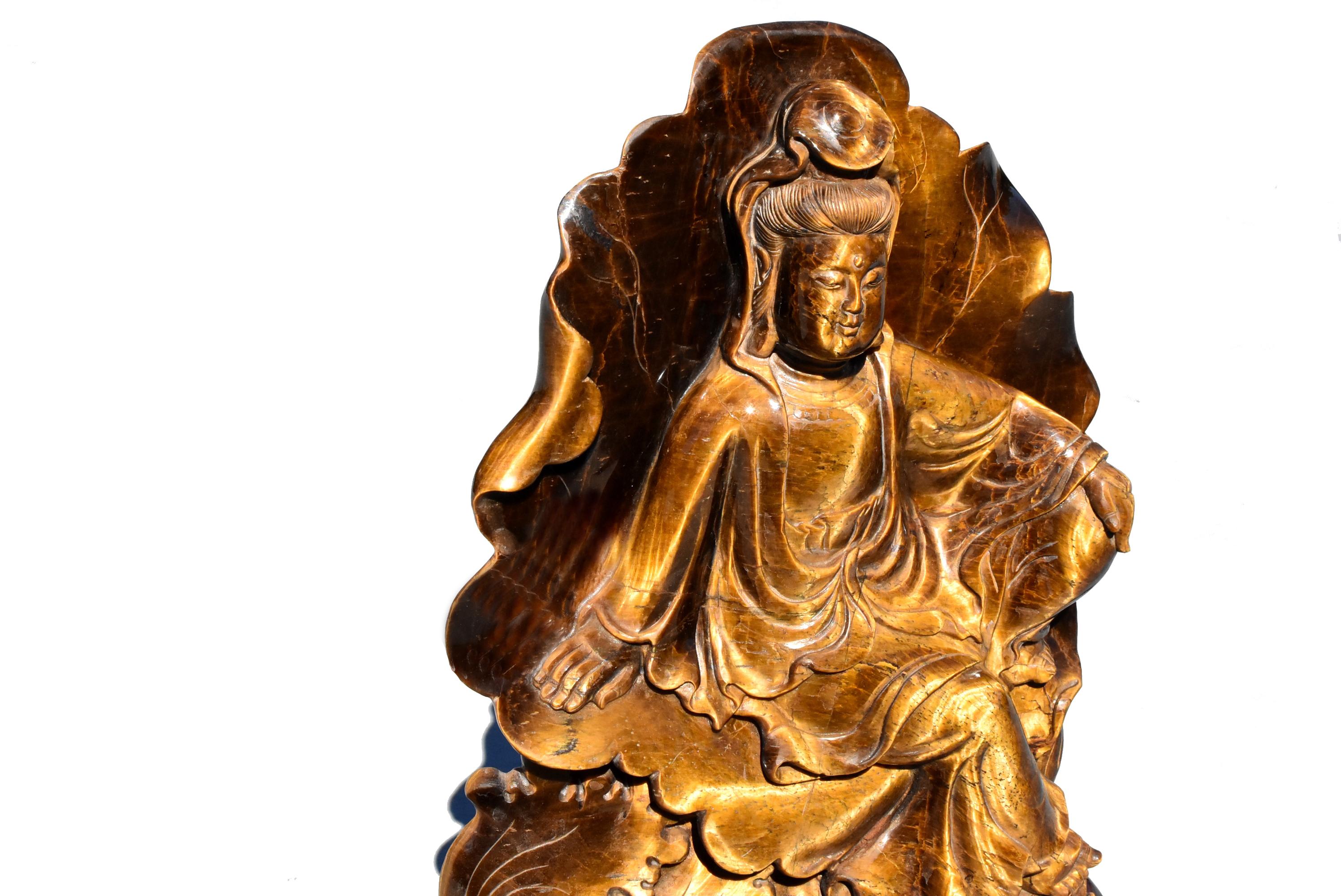 Statue du Bouddha Guan Yin Avalokiteshvara œil de tigre Excellent état - En vente à Somis, CA