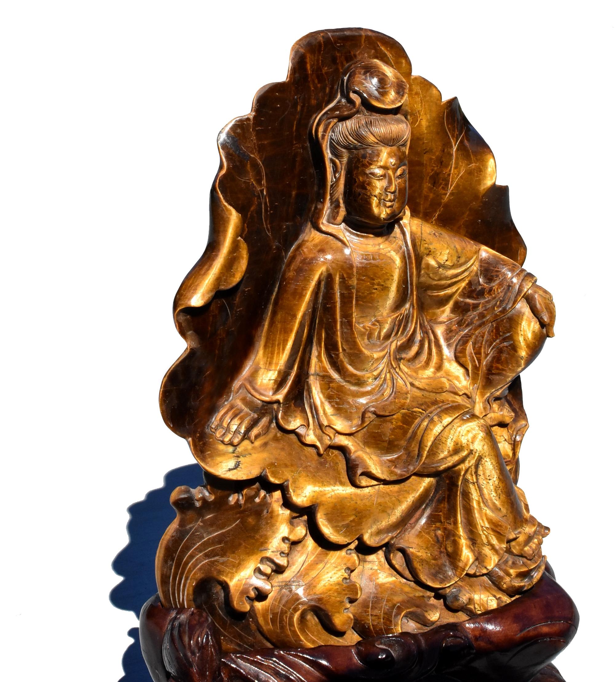 Tigerauge Wasser Mond Guan Yin Avalokiteshvara Buddha-Statue aus Tigerauge (21. Jahrhundert und zeitgenössisch) im Angebot
