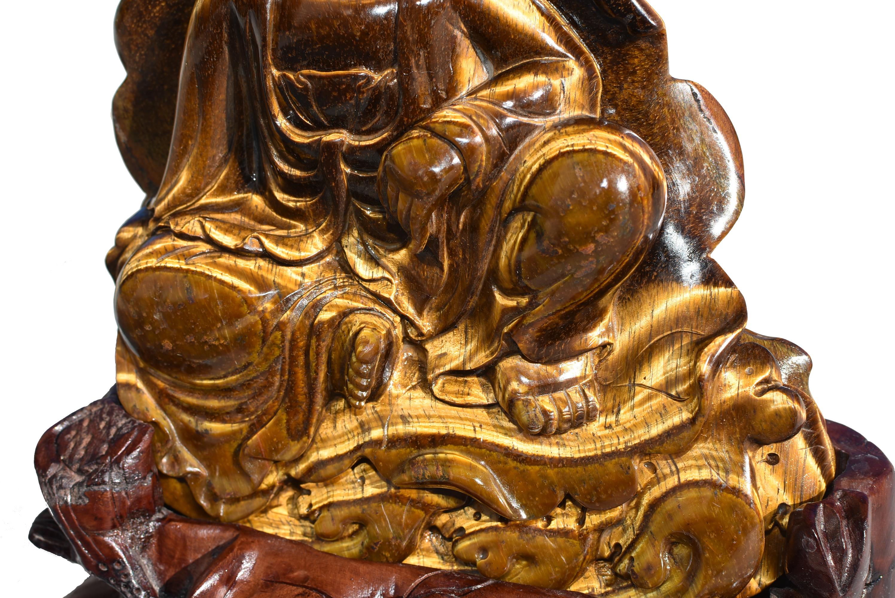Quartz Statue Guan Yin Avalokiteshvara œil de tigre en lune d'eau en vente