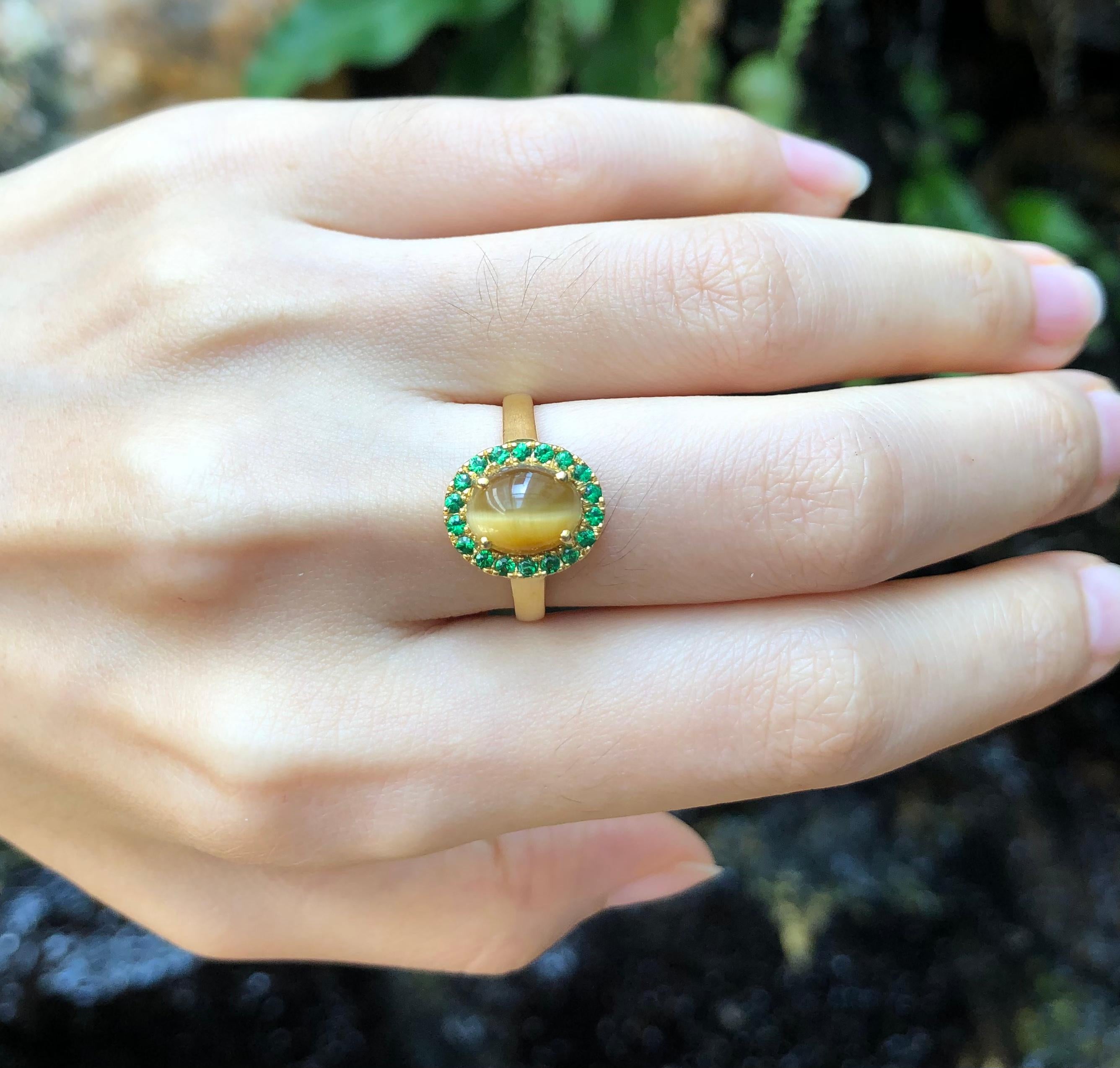 Cabochon Anello con occhio di tigre e tsavorite incastonato in oro 18 carati in vendita