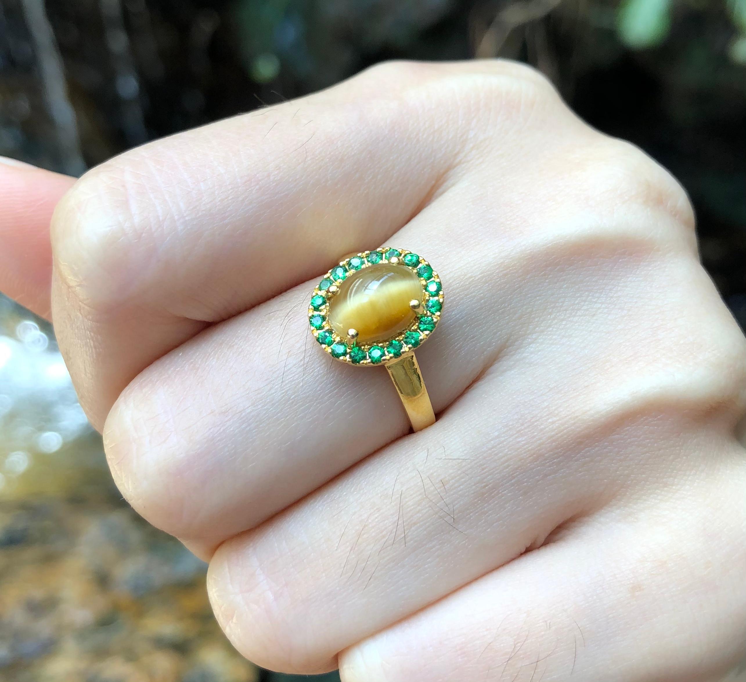 Anello con occhio di tigre e tsavorite incastonato in oro 18 carati In condizioni Nuovo in vendita a Bangkok, TH
