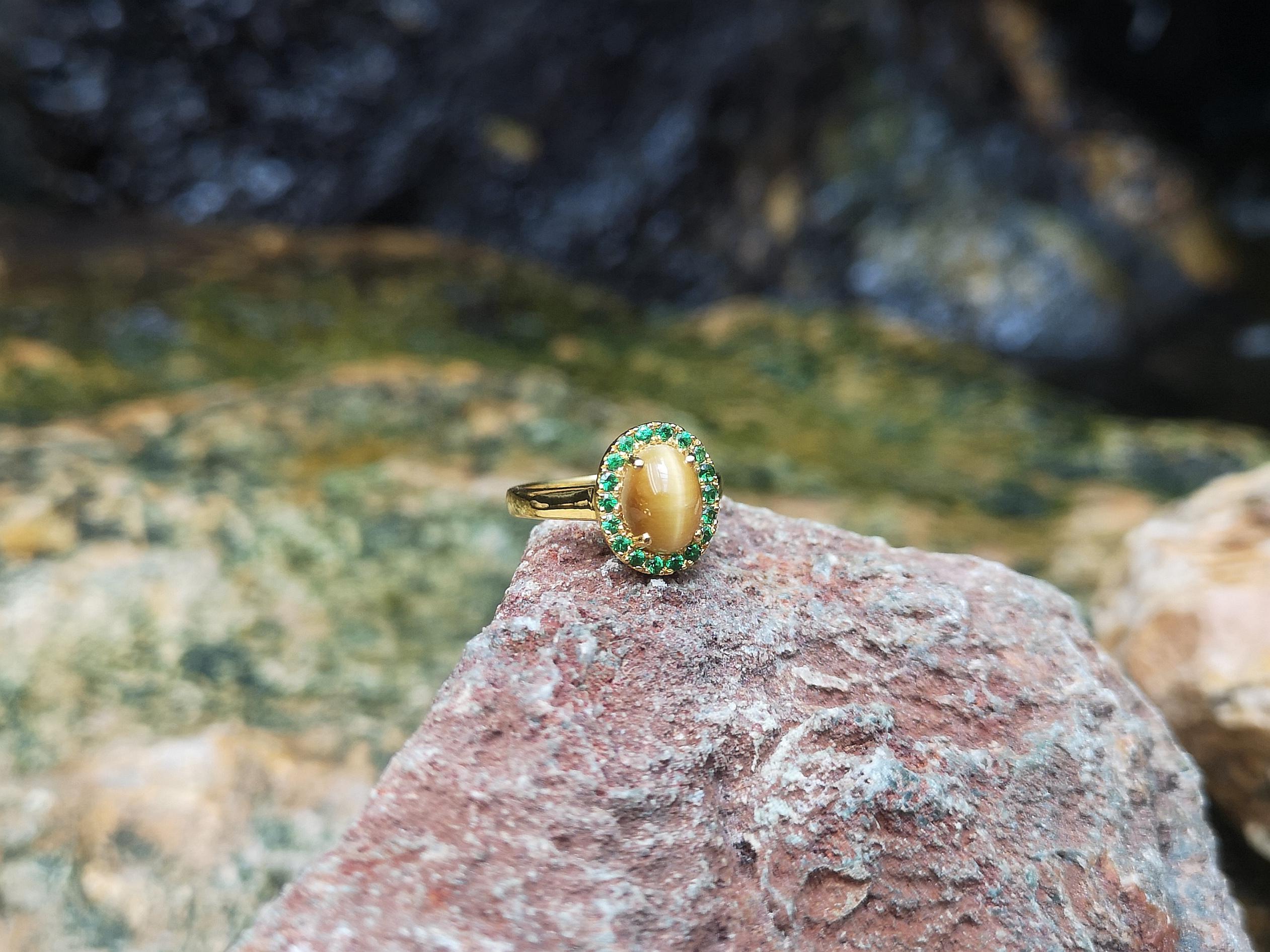 Anello con occhio di tigre e tsavorite incastonato in oro 18 carati in vendita 2