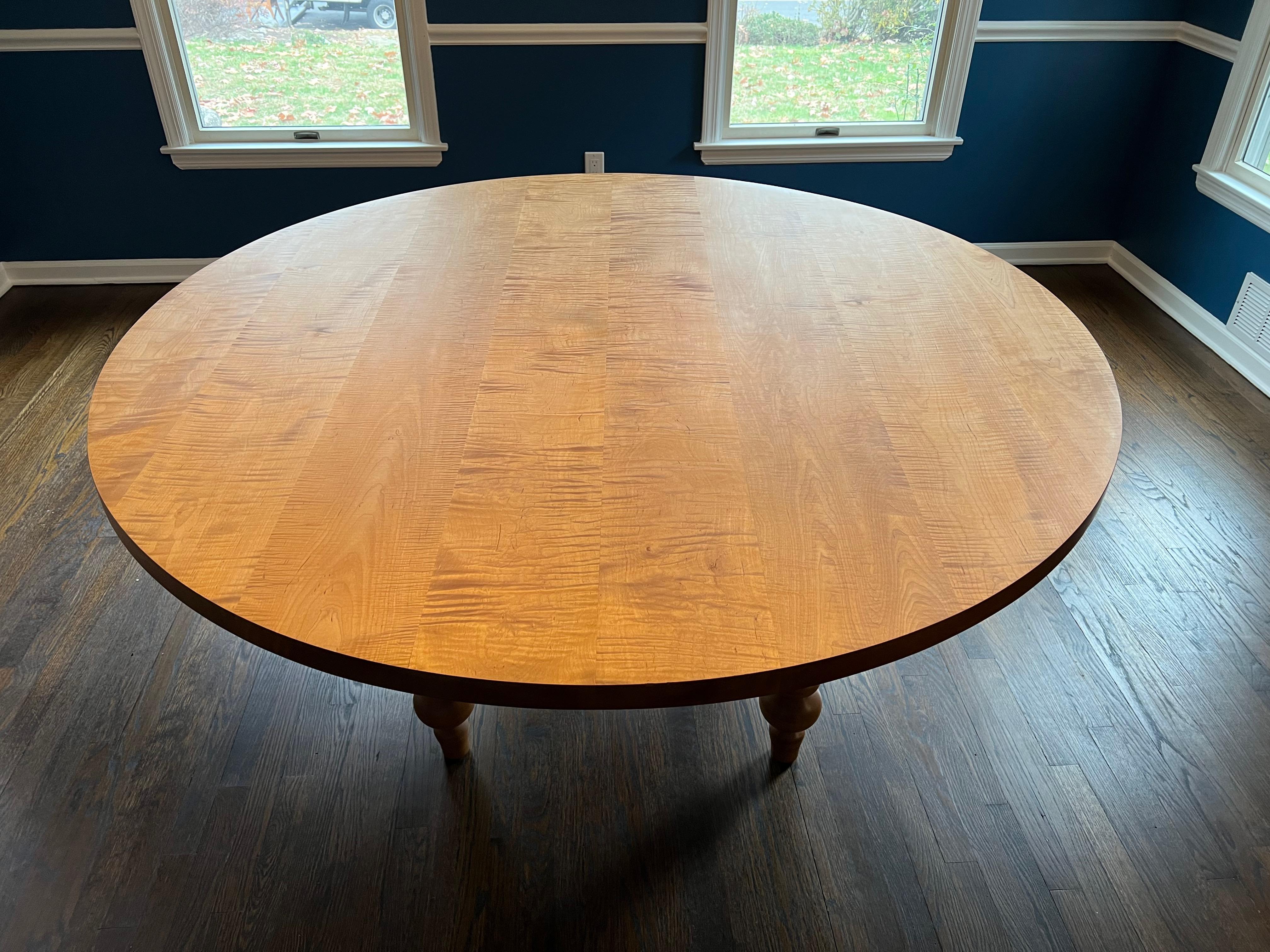 Tiger Maple Round Dinning Table In Good Condition For Sale In New York, NY