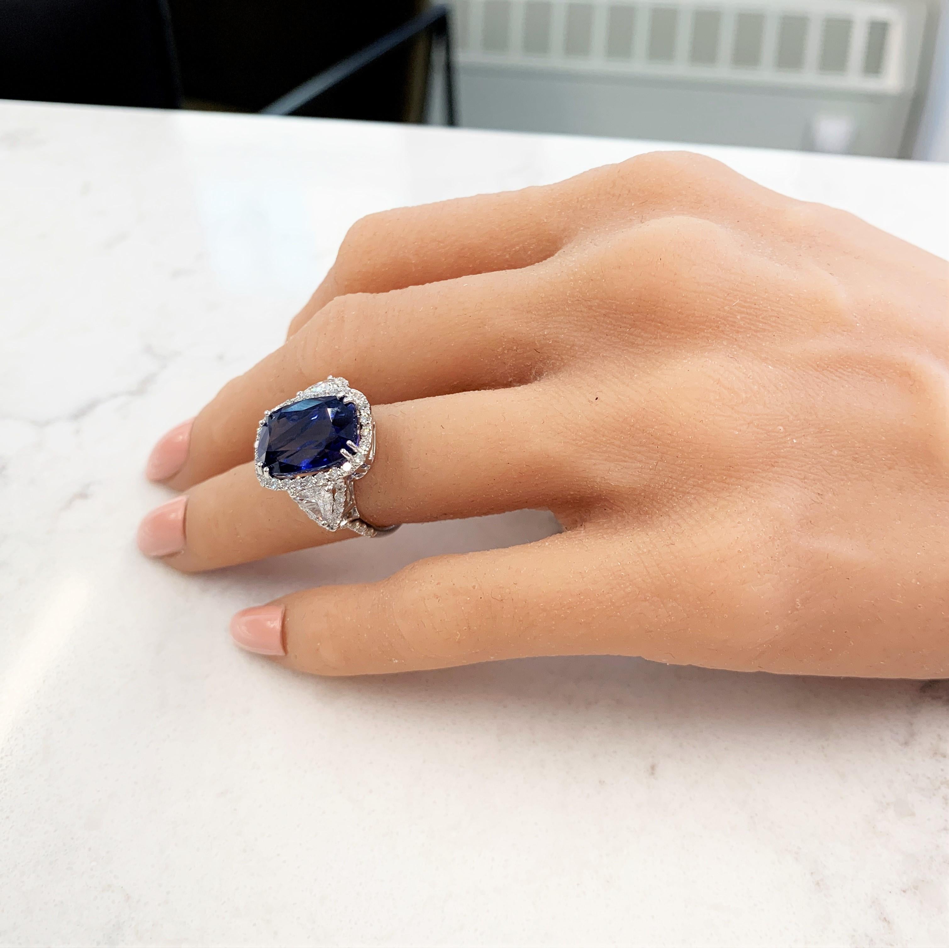TIGI Certifi1ed 10.11 Carat Cushion Cut Blue Sapphire & Diam Ring in 18k Gold In New Condition For Sale In Chicago, IL