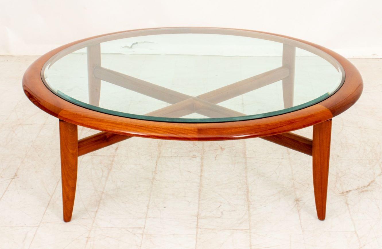 Café en acajou laqué à plateau de verre, Série Venezia, vers 1980, avec quatre pieds reliés par un châssis en X et un plateau de verre biseauté, Adam Tihany for Pace Collection. 17.5