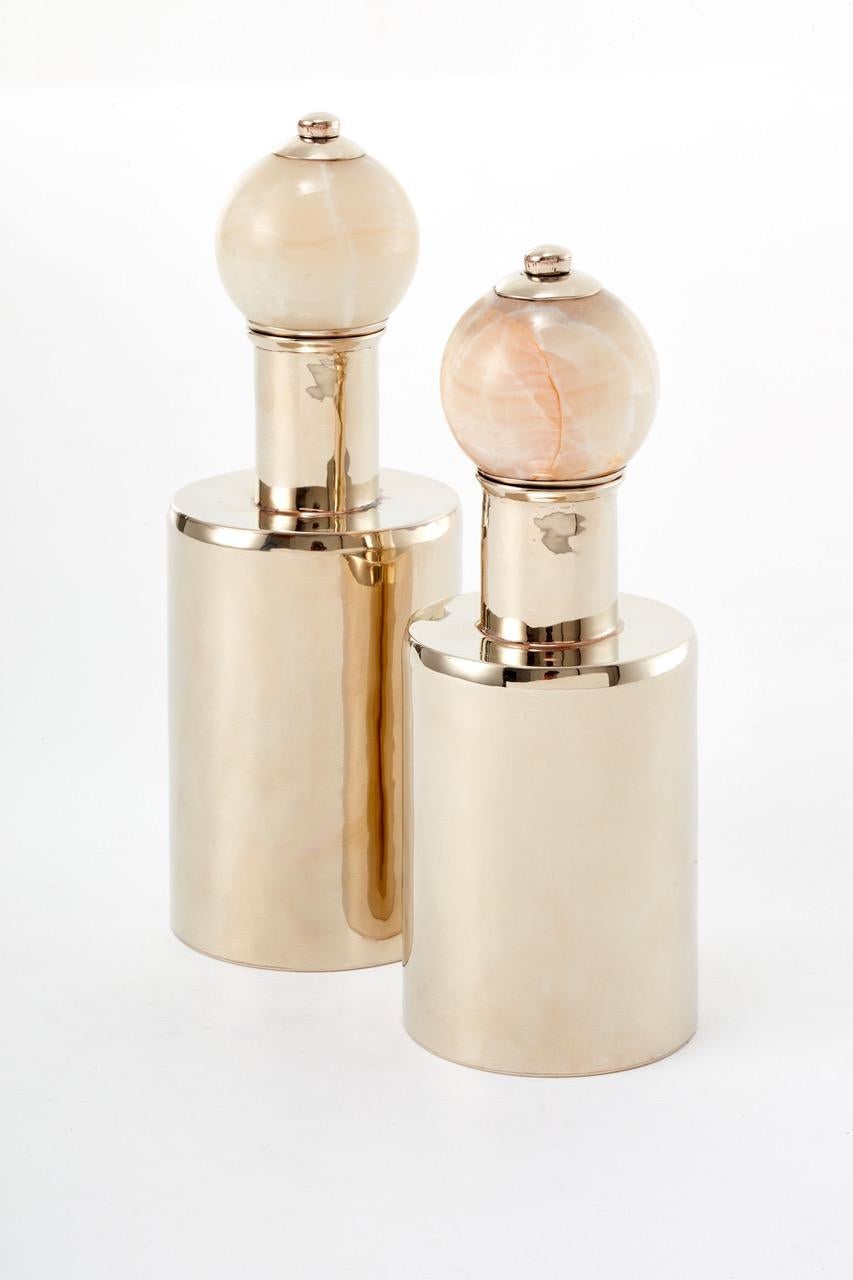 Diese einzigartigen Tilcara-Flaschen sind aus silbernem Alpaka gefertigt, was ihnen ein raffiniertes und elegantes Aussehen verleiht. Die Deckel sind mit wunderschönen Onyxsteinen verziert, die dem Design einen Hauch von Luxus verleihen.
