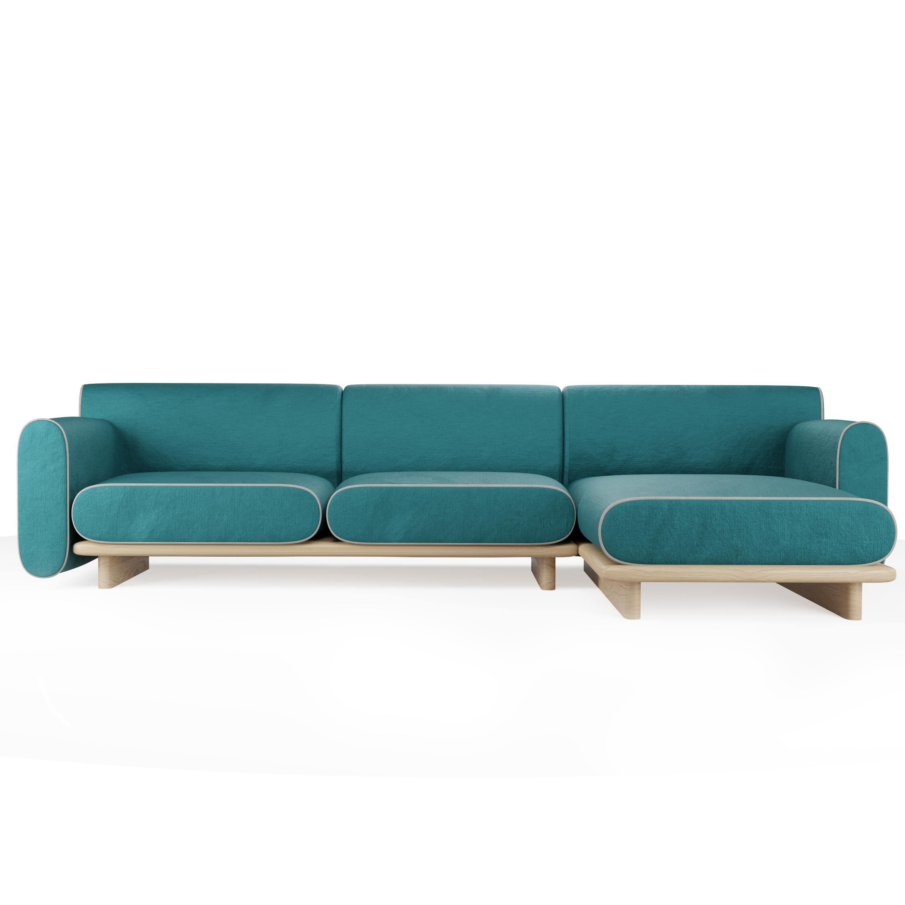 TILDA Divano a due posti con chaise longue esemplifica l'eleganza minimalista con le sue linee morbide, le curve eleganti e il raffinato zoccolo in legno. La sua forma distintiva non solo crea un senso di fluidità e grazia, ma migliora anche
