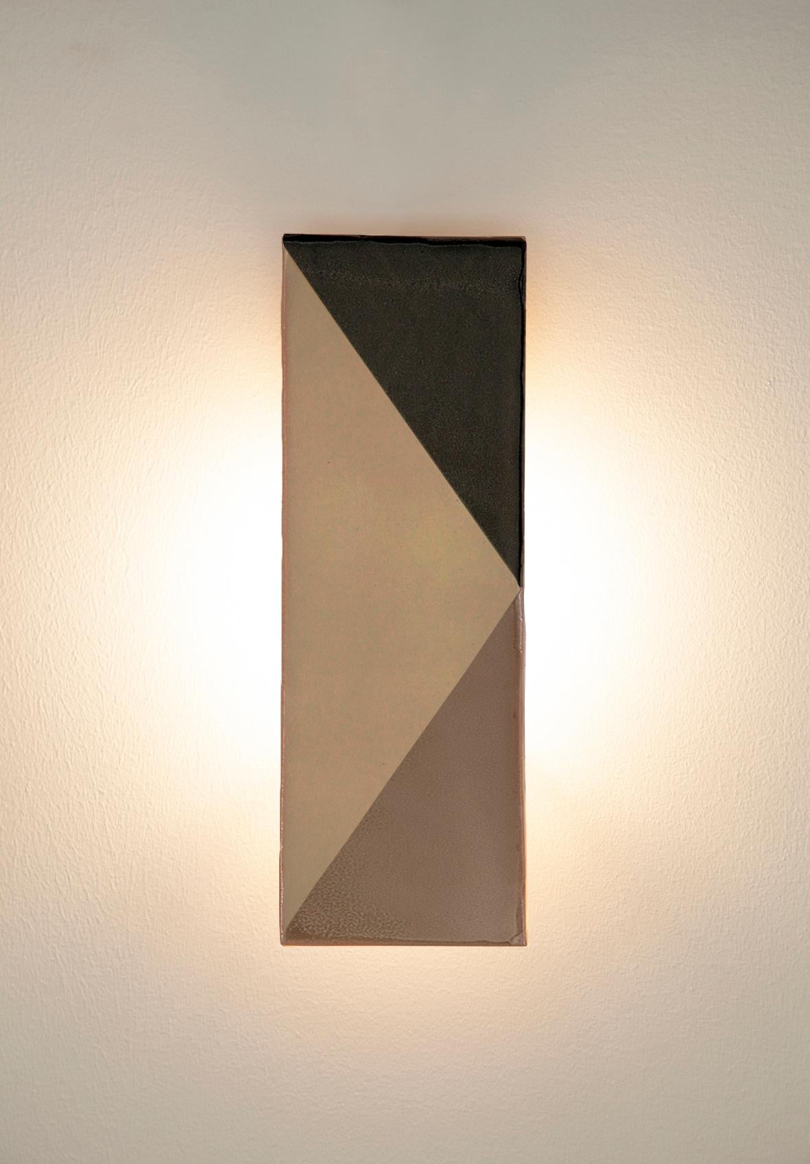 Postmoderne Lampe murale décorative en céramique verte et crème de Violaine d'Harcourt en vente
