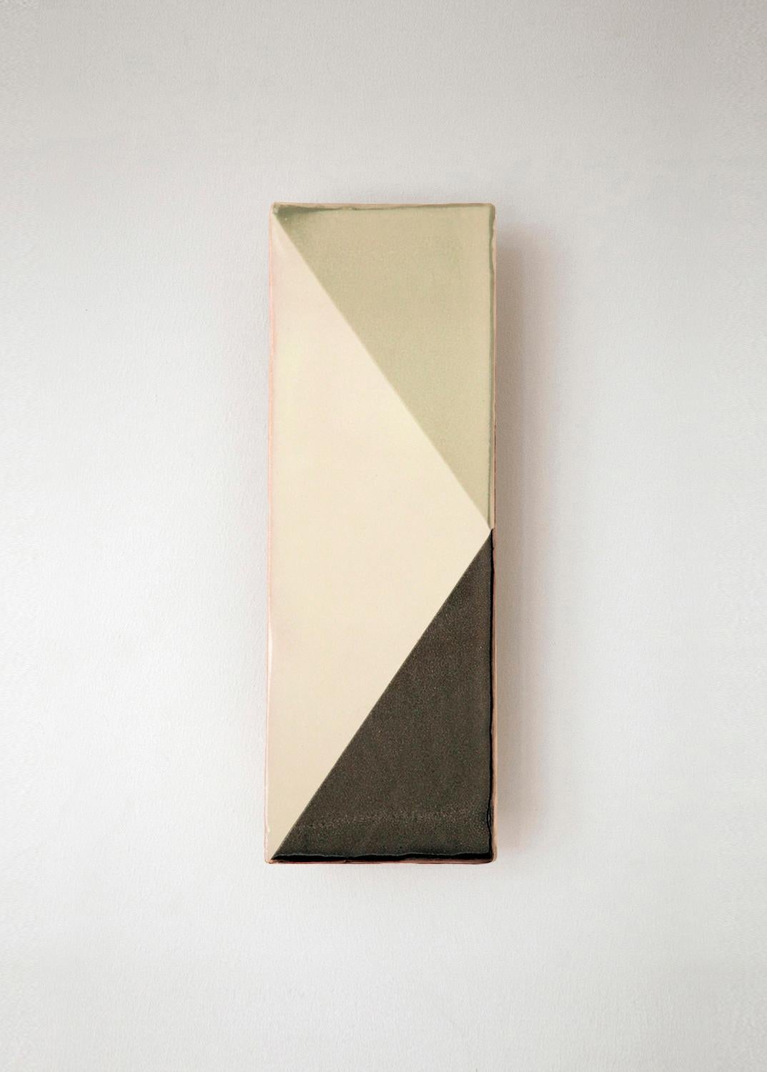 Aplique decorativo de cerámica verde y gris by Violaine d'Harcourt
Dimensiones: P 5,4 x An 10 x Al 30 cm.
Materiales: Cerámica.

Aplique de pared fabricado en Portugal en colaboración con la diseñadora holandesa Marianne Smink, Bombilla incluida: