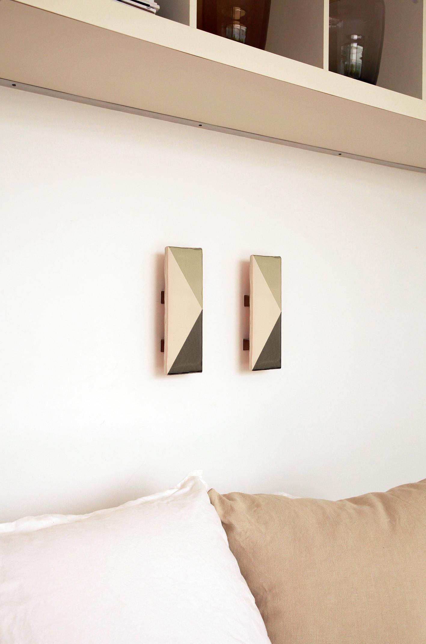 Aplique decorativo de cerámica verde y gris by Violaine d'Harcourt en venta 2