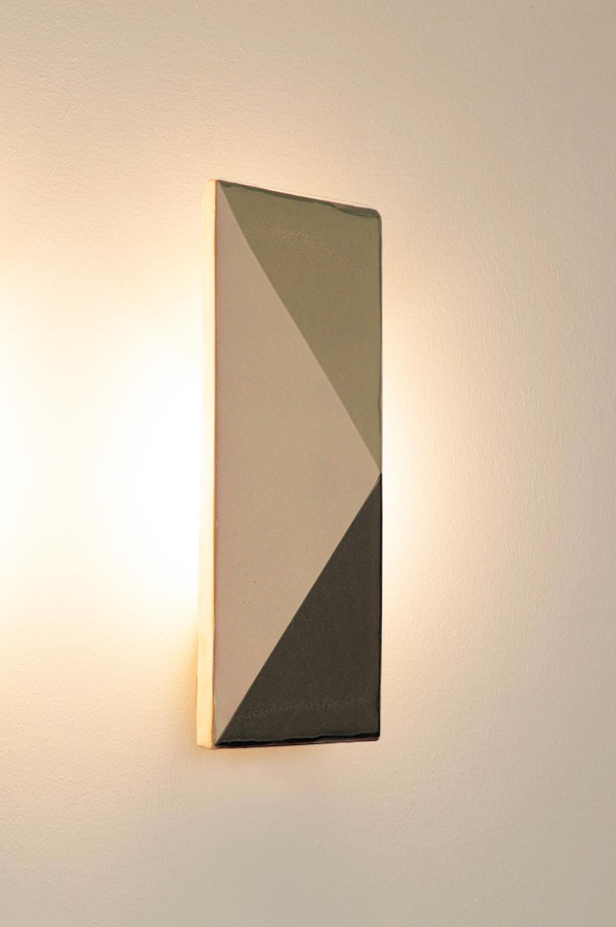Aplique decorativo de cerámica verde y gris by Violaine d'Harcourt Cerámico en venta