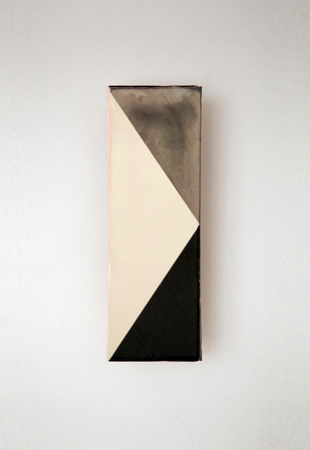 Lampada da parete decorativa in ceramica nera e grigia di Violaine d'Harcourt
Dimensioni: D 5,4 x L 10 x H 30 cm.
Materiali: Ceramica.

Lampada da parete realizzata in Portogallo in collaborazione con la designer olandese Marianne Smink, Lampadina