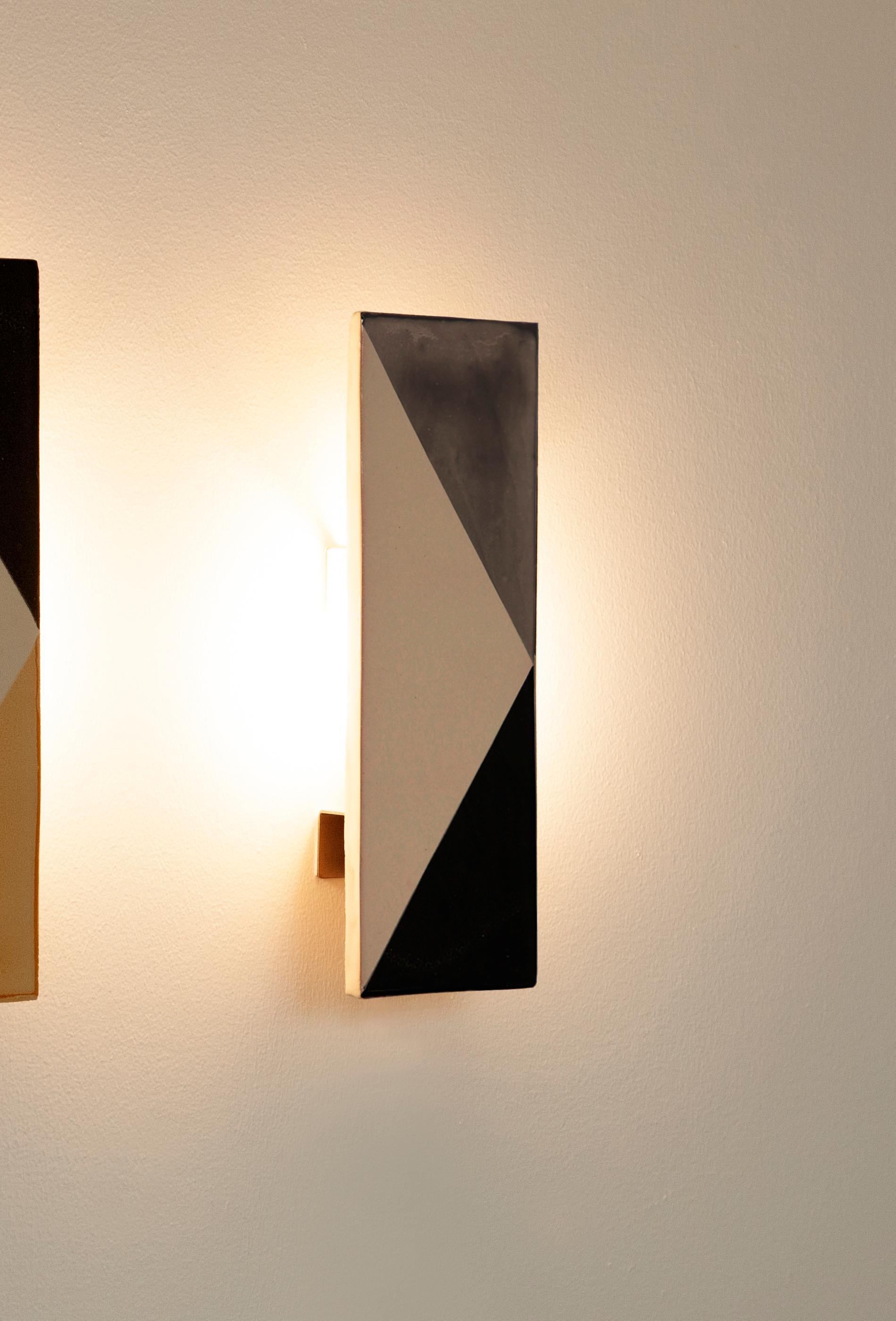 Altro Lampada da parete decorativa in ceramica nera e grigia di Violaine d'Harcourt in vendita
