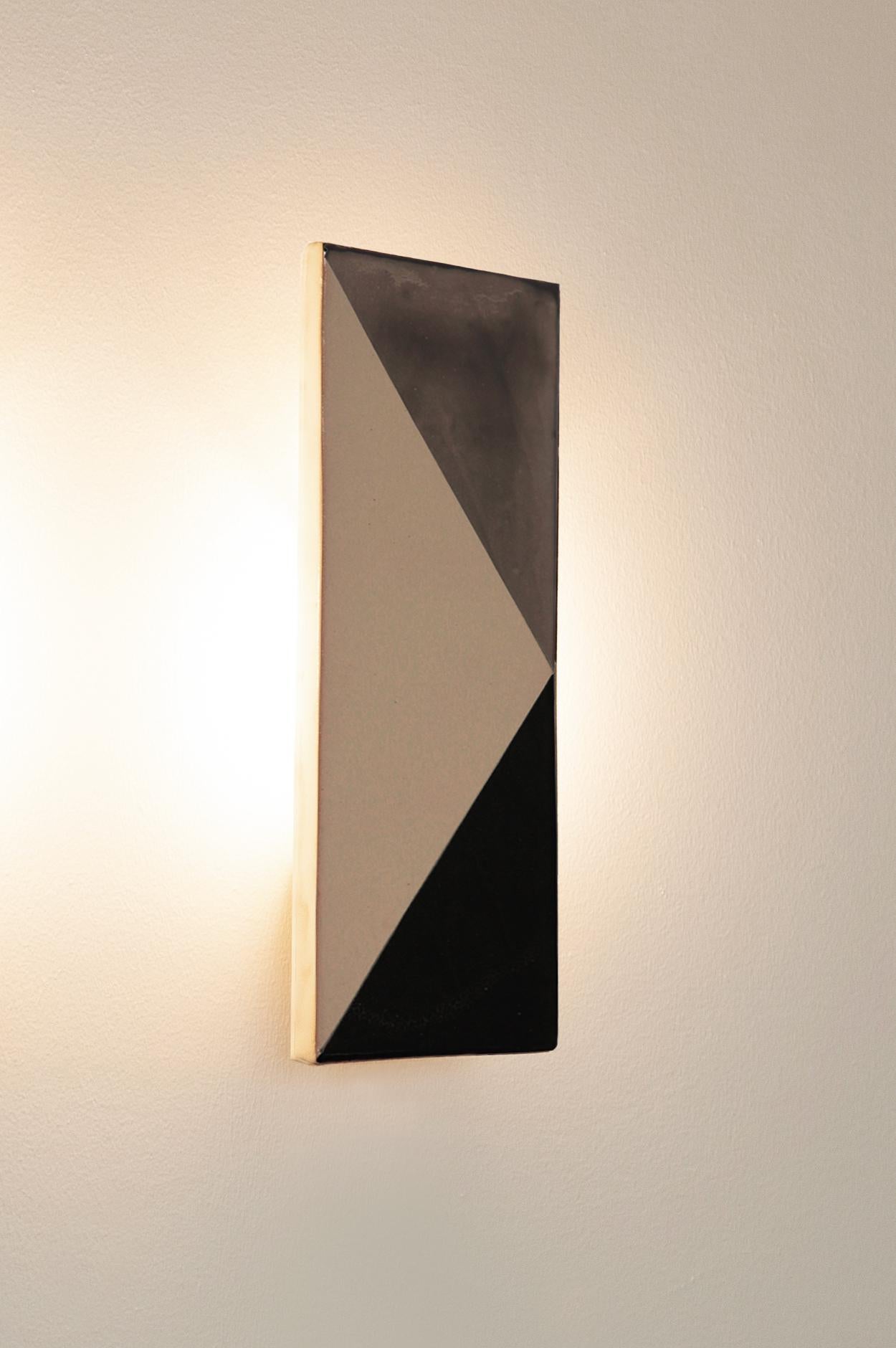 XXI secolo e contemporaneo Lampada da parete decorativa in ceramica nera e grigia di Violaine d'Harcourt in vendita