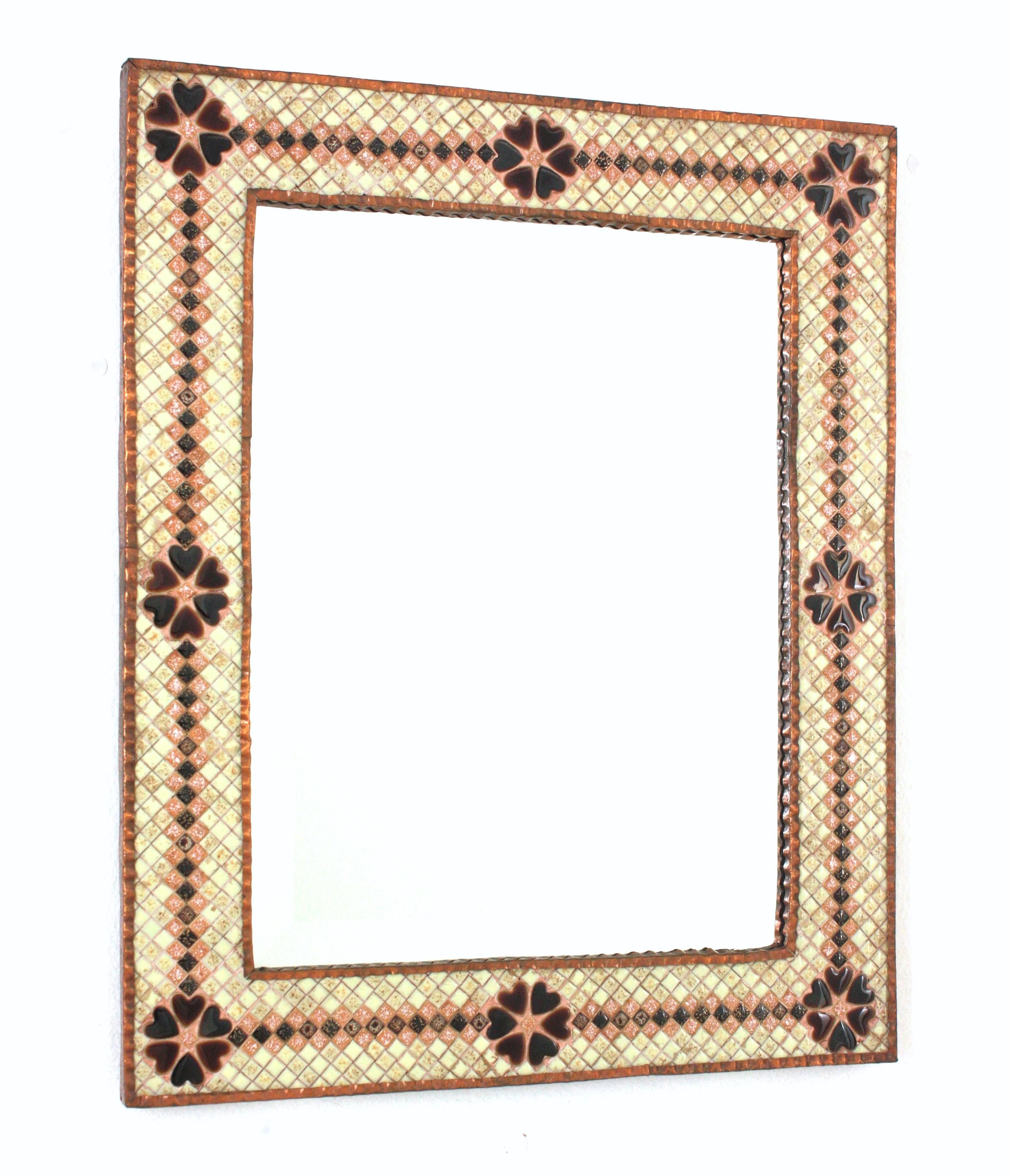 Wandspiegel aus glasierter Keramik und Kupfer mit Mosaikrahmen
Rechteckiger Spiegel aus der Jahrhundertmitte, umrahmt von einem Mosaik aus quadratischen und herzförmigen glasierten Keramikfliesen, Spanien, 1950er-1960er Jahre.
Auffälliger,